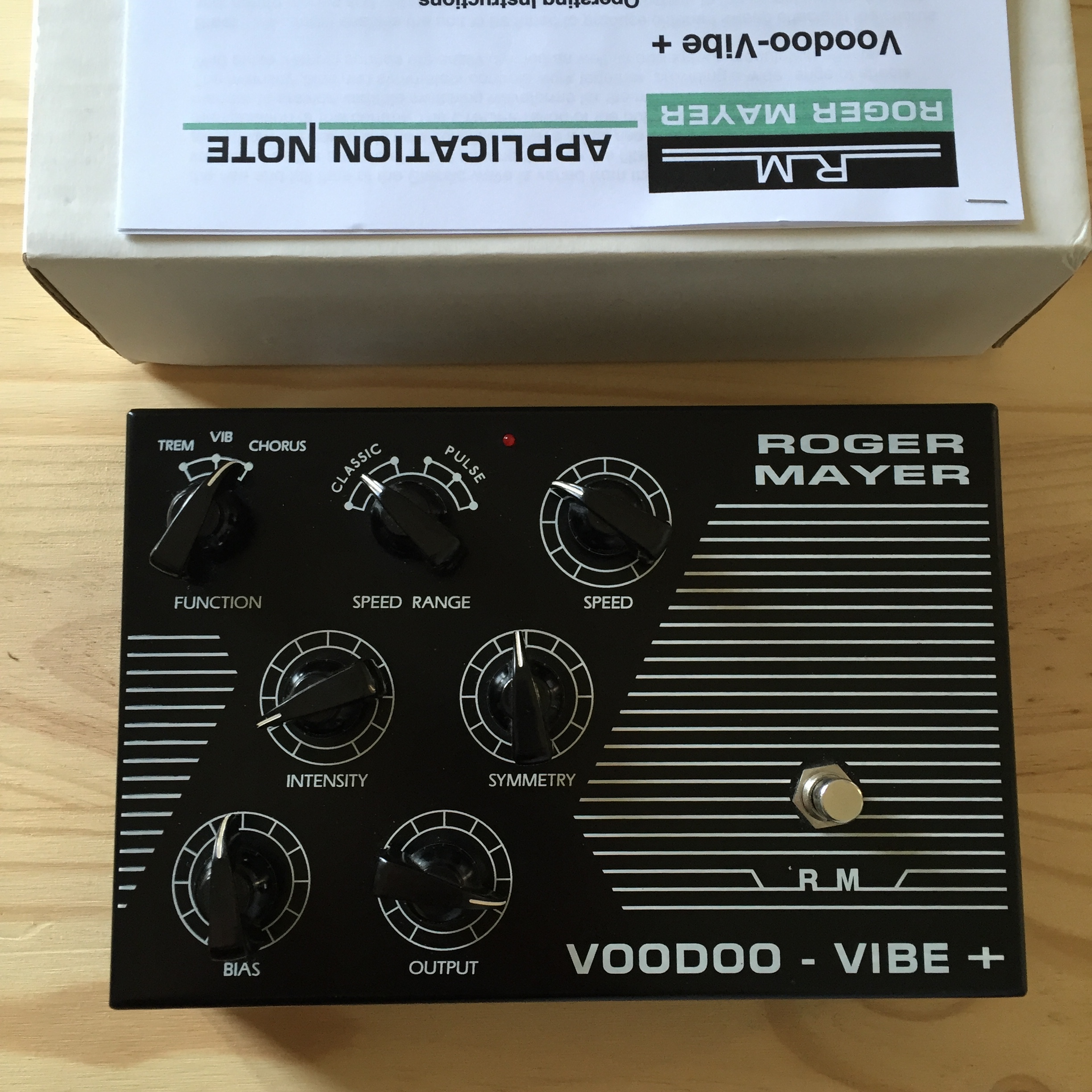 Photo Roger Mayer VoodooVibe + RM VV 1 (1519896) Audiofanzine