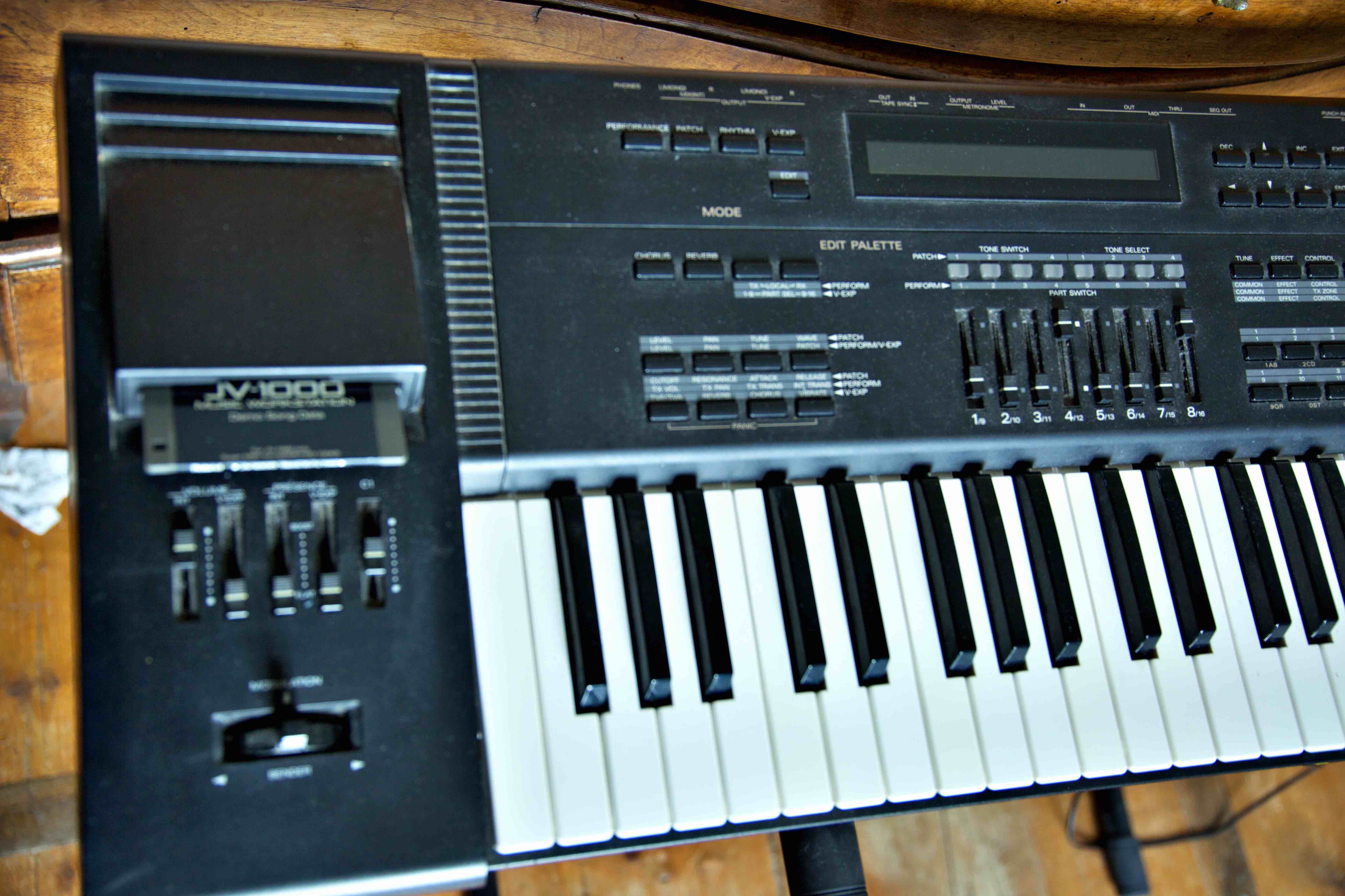 Roland JV1000 (RhôneAlpes) Audiofanzine