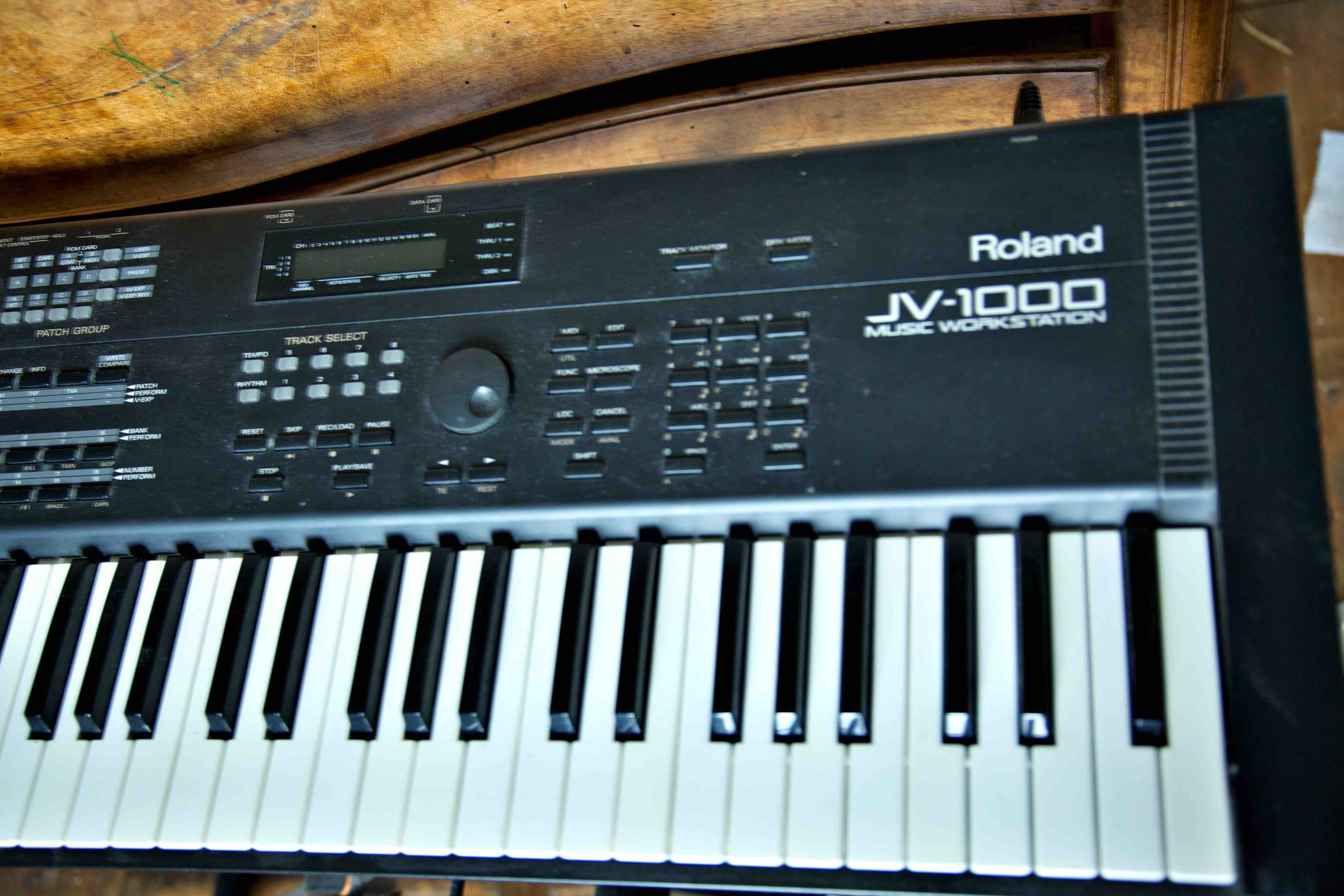 Roland JV1000 (RhôneAlpes) Audiofanzine