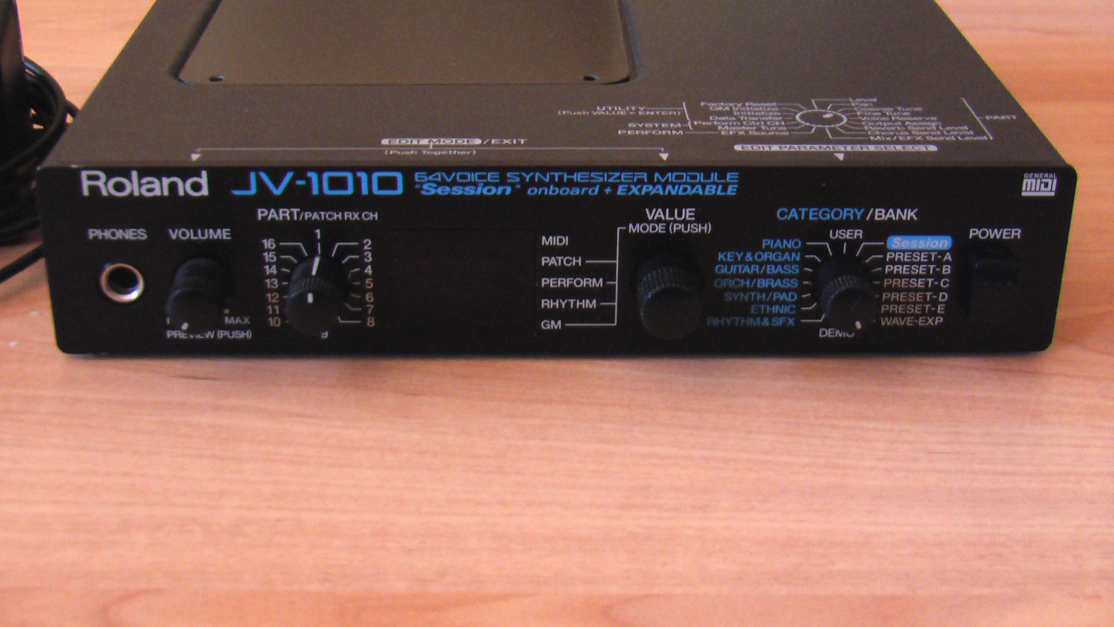 Roland JV-1010 ～GM音源も内蔵したハーフラック・音源モジュール 