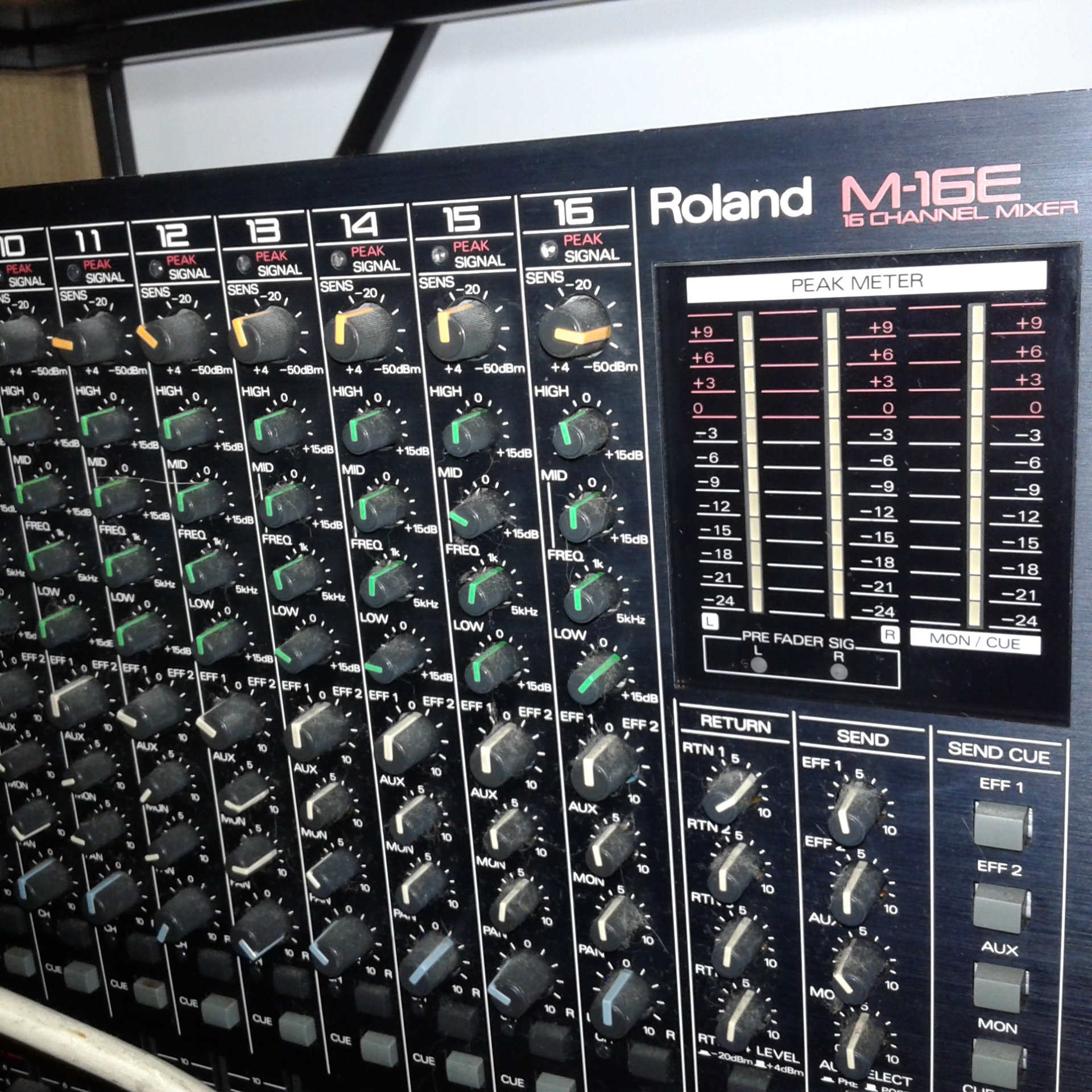 table de mixage roland m-16e