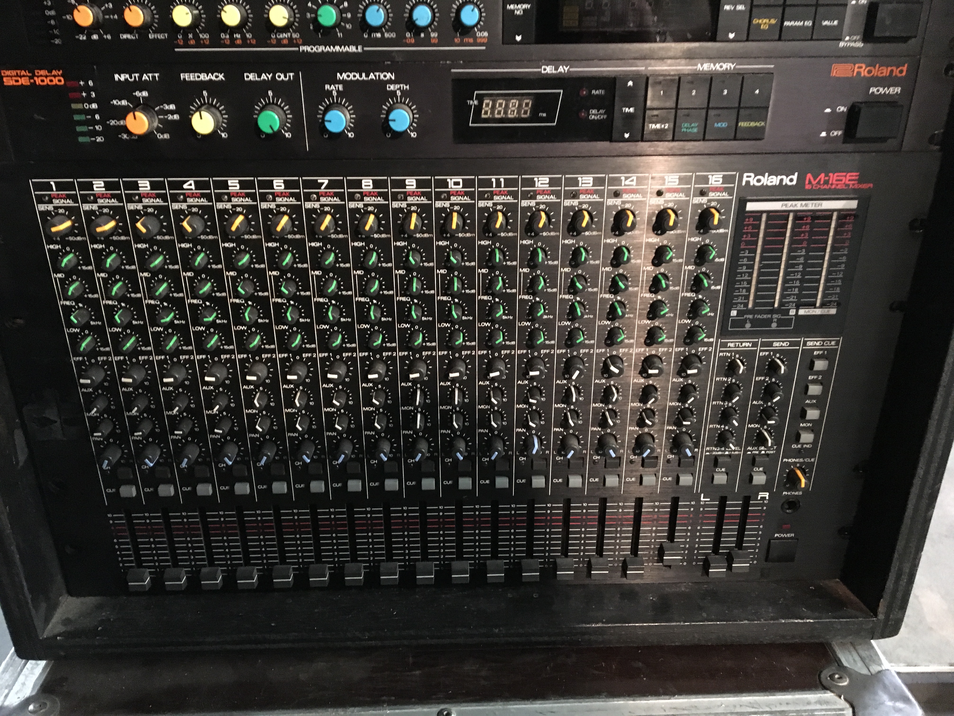 table de mixage roland m-16e