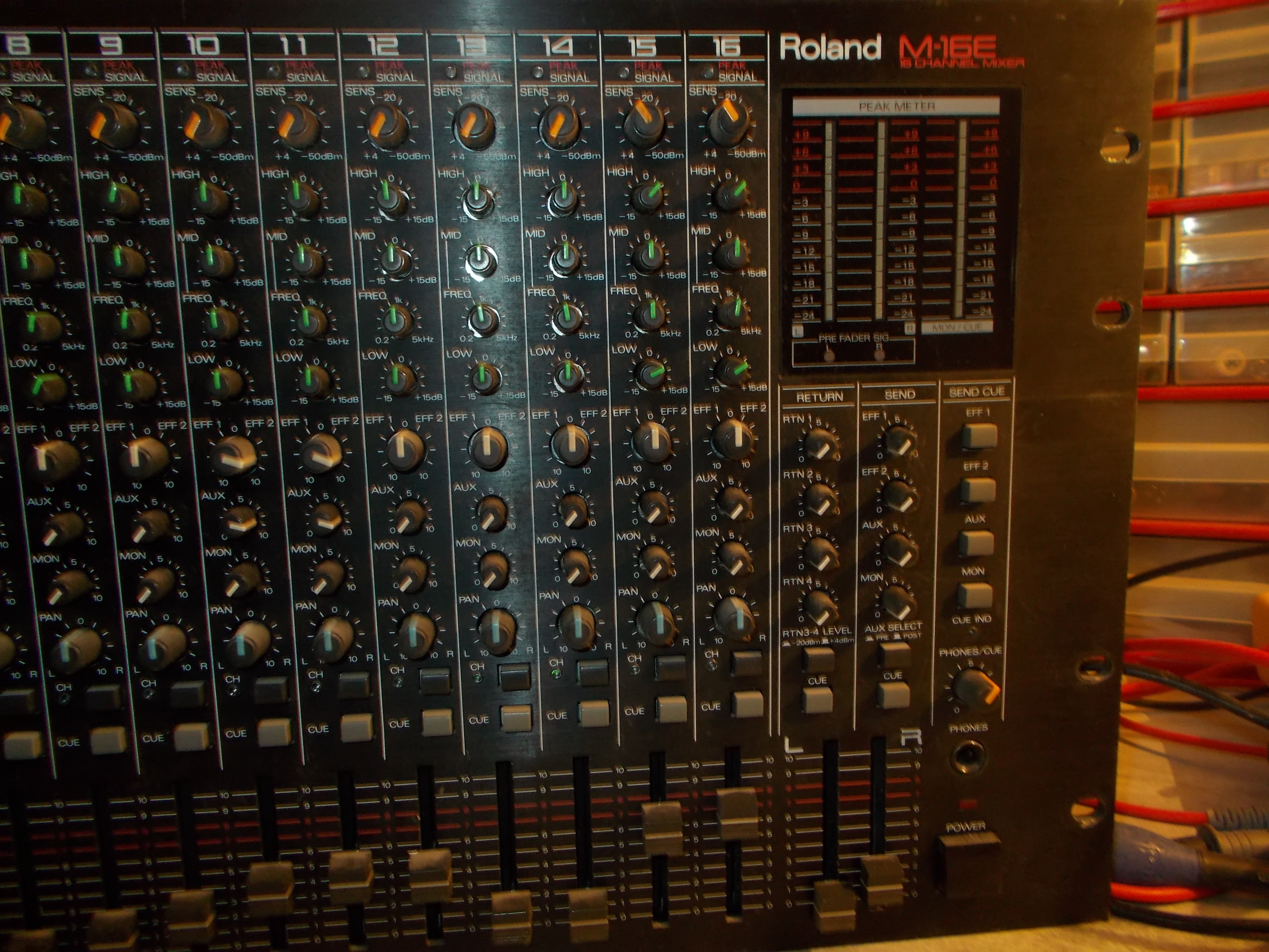 table de mixage roland m-16e