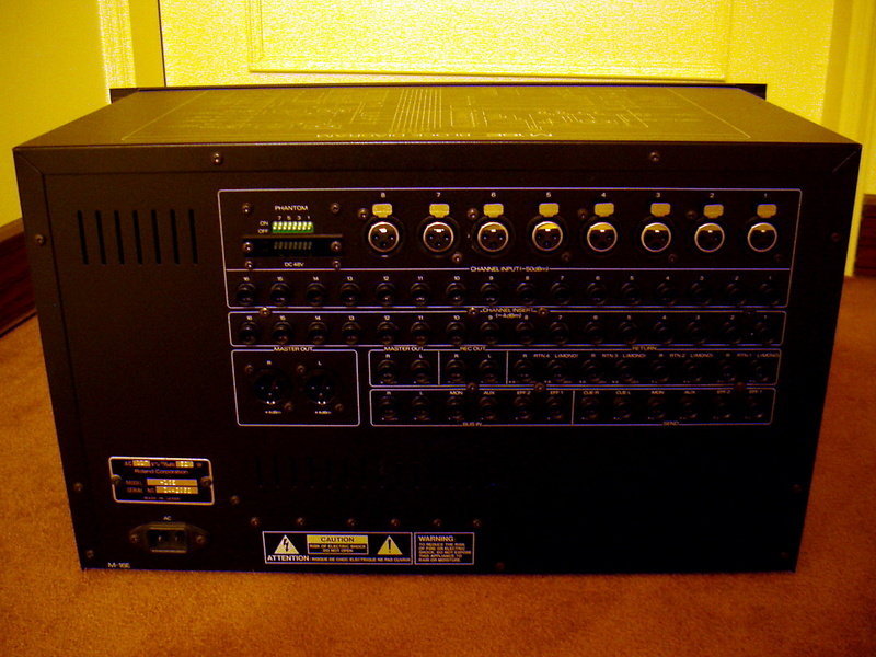 table de mixage roland m-16e