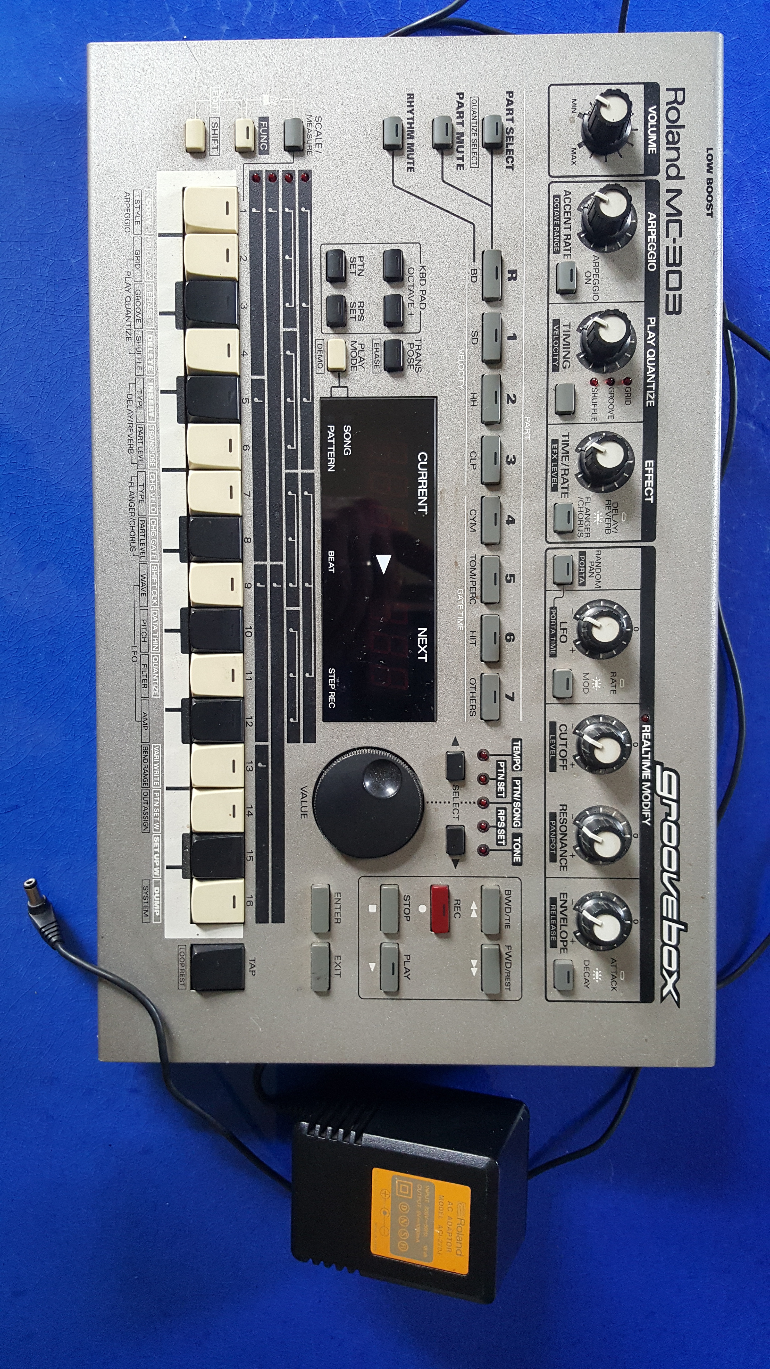 Photo Roland MC303 Groove box pic 1 (1456244) Audiofanzine