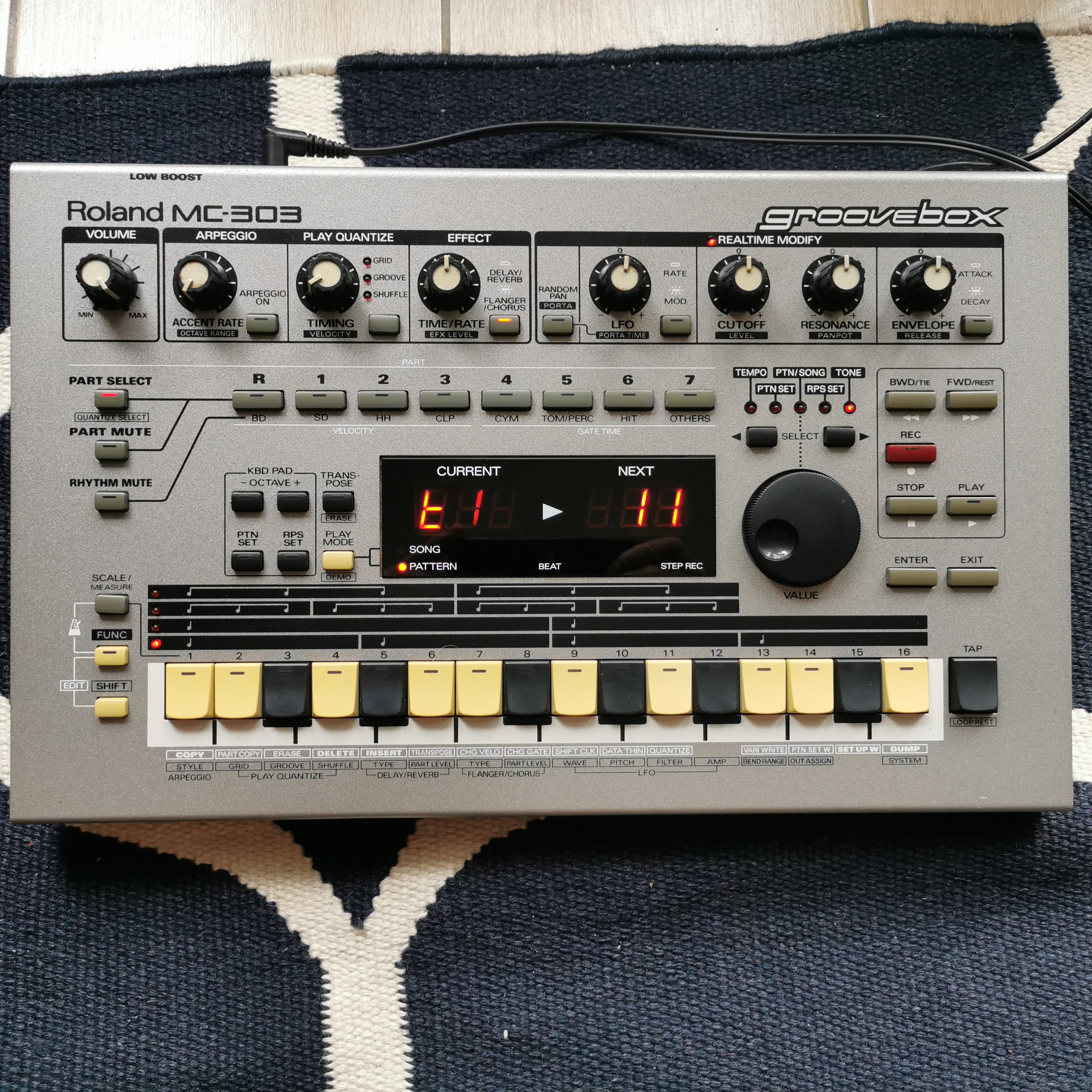 Roland mc-303 groovebox