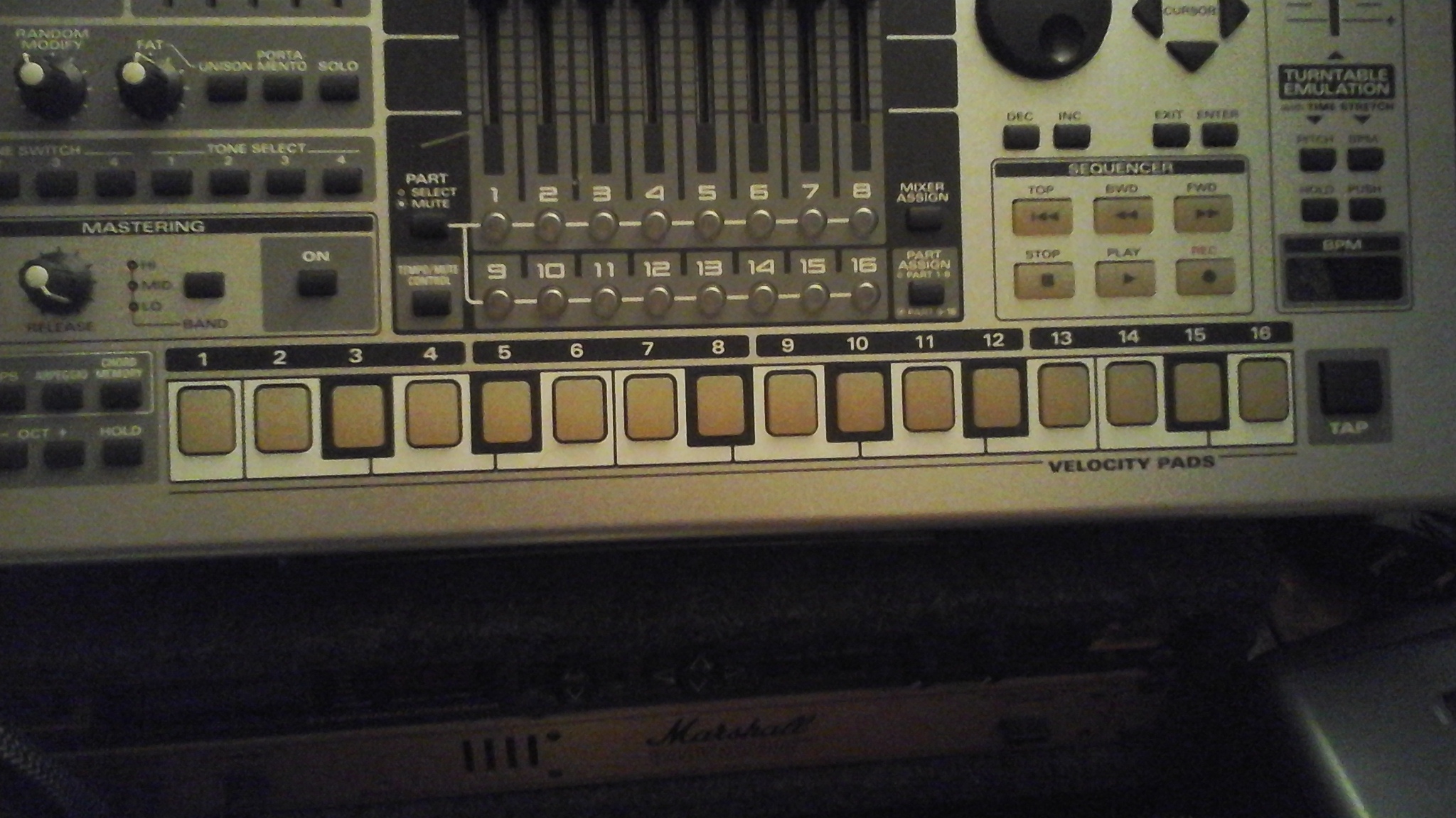 MC-909 SAMPLING GROOVEBOX - Roland MC-909 Sampling Groovebox - Audiofanzine