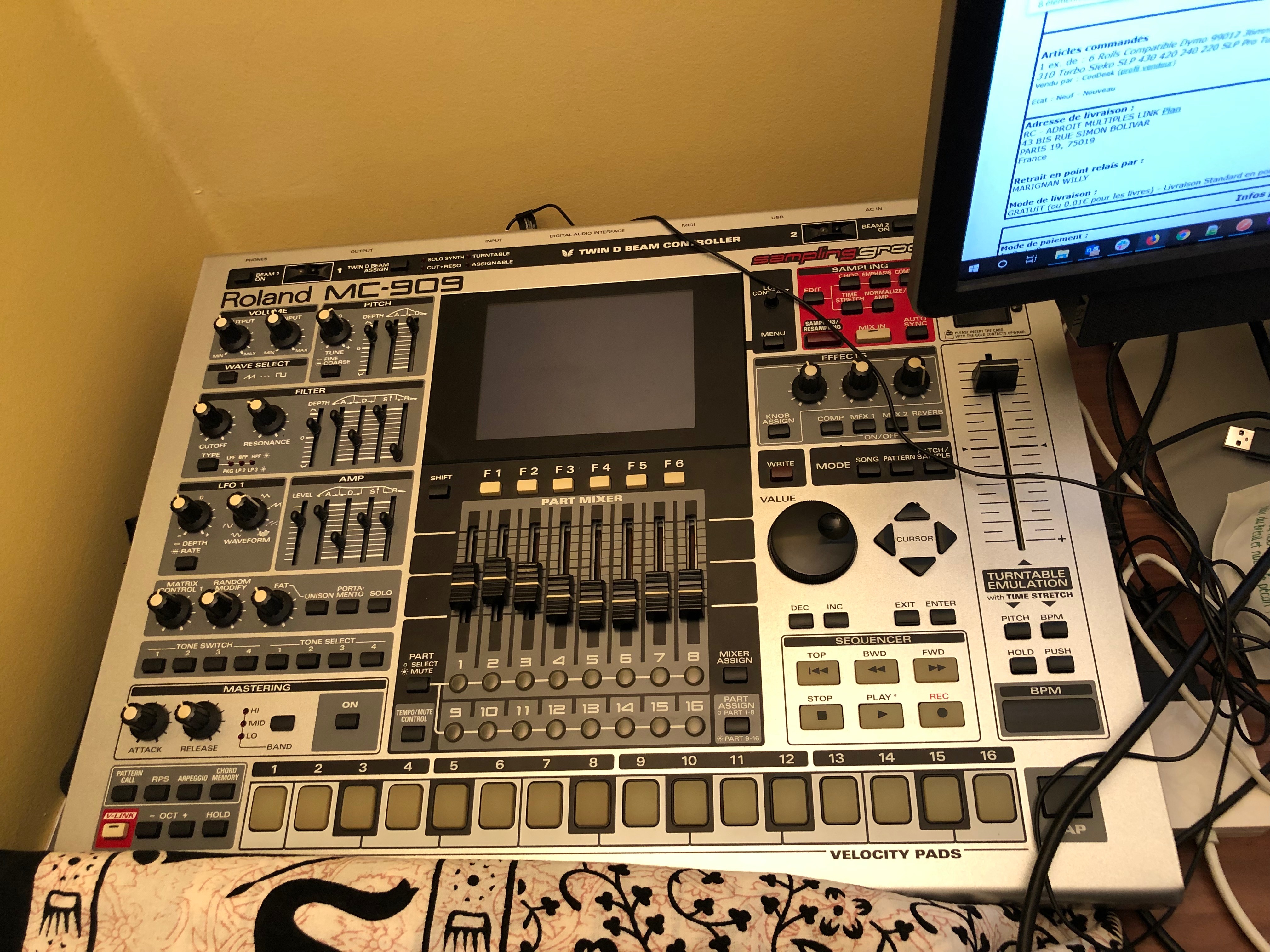 Roland MC-909 Sampling Groovebox - Audiofanzine