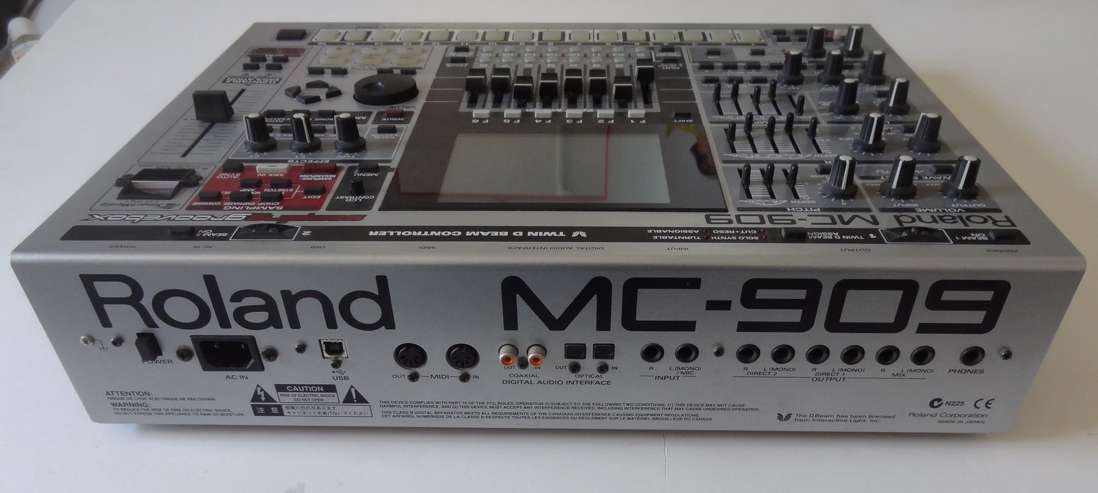 MC-909 Sampling Groovebox - Roland MC-909 Sampling Groovebox 