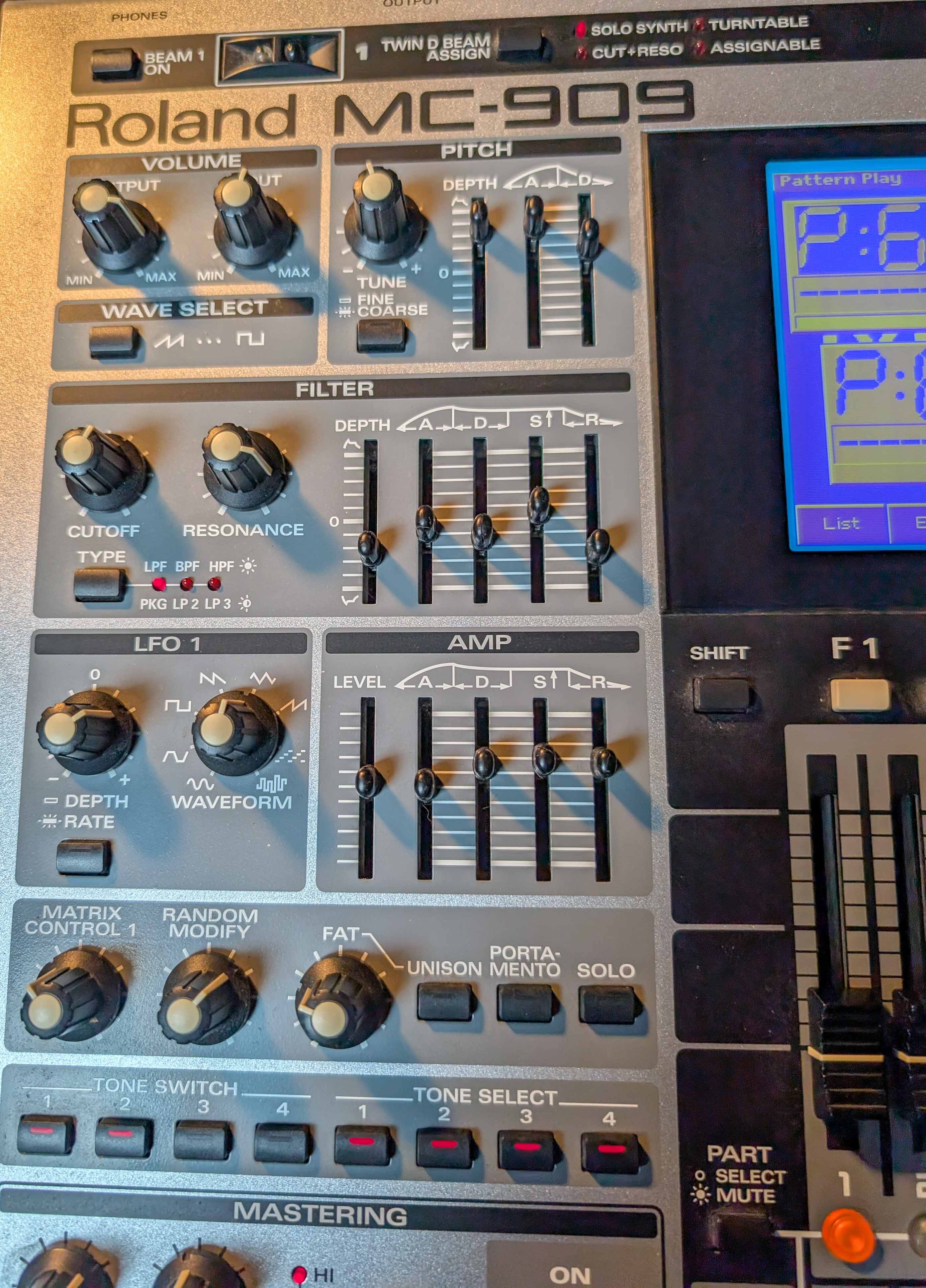 MC-909 Sampling Groovebox - Roland MC-909 Sampling Groovebox MC-909 Sampling Groovebox - Roland MC-909 Sampling Groovebox
