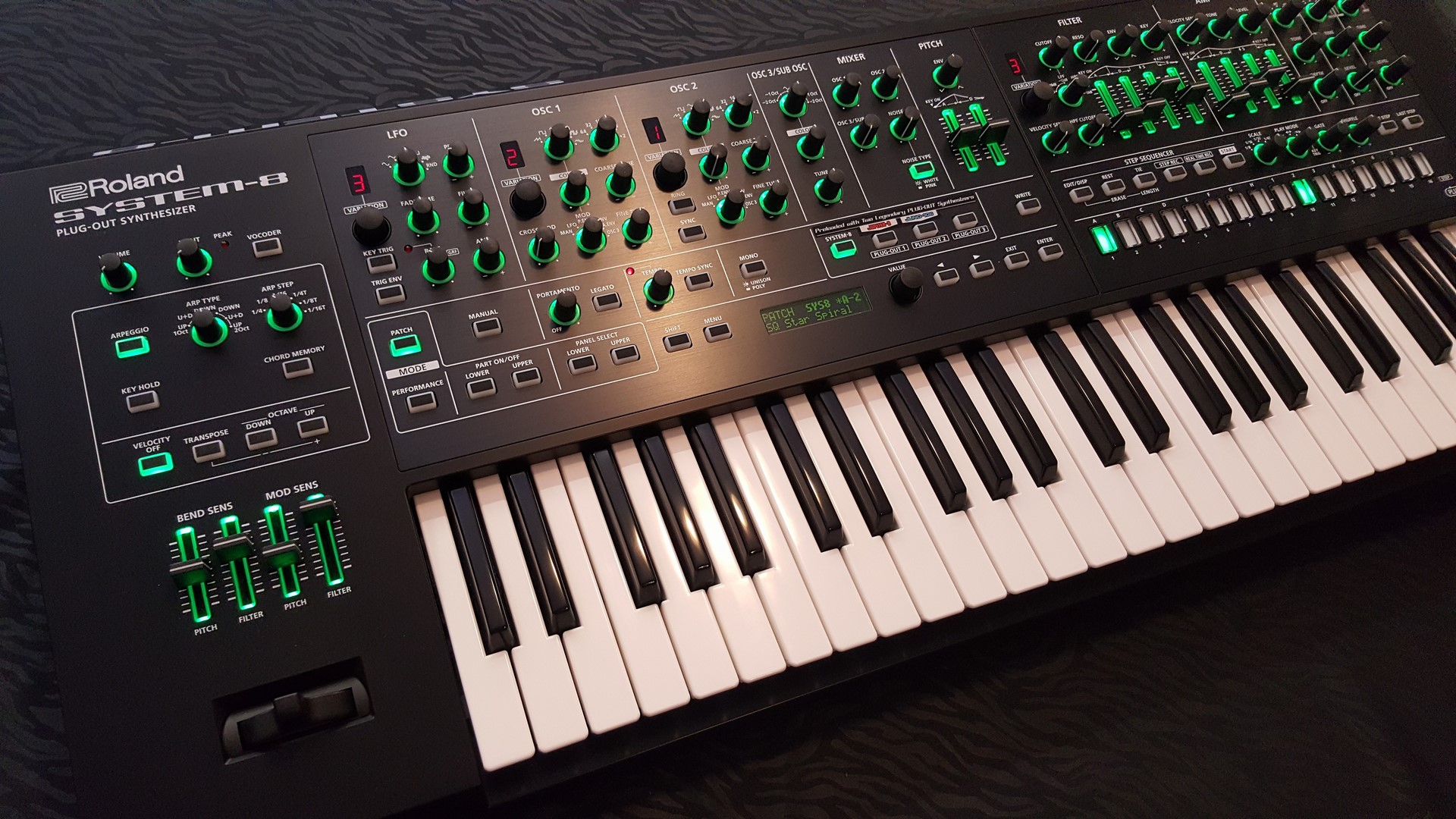 SYSTEM8 Roland SYSTEM8 Audiofanzine