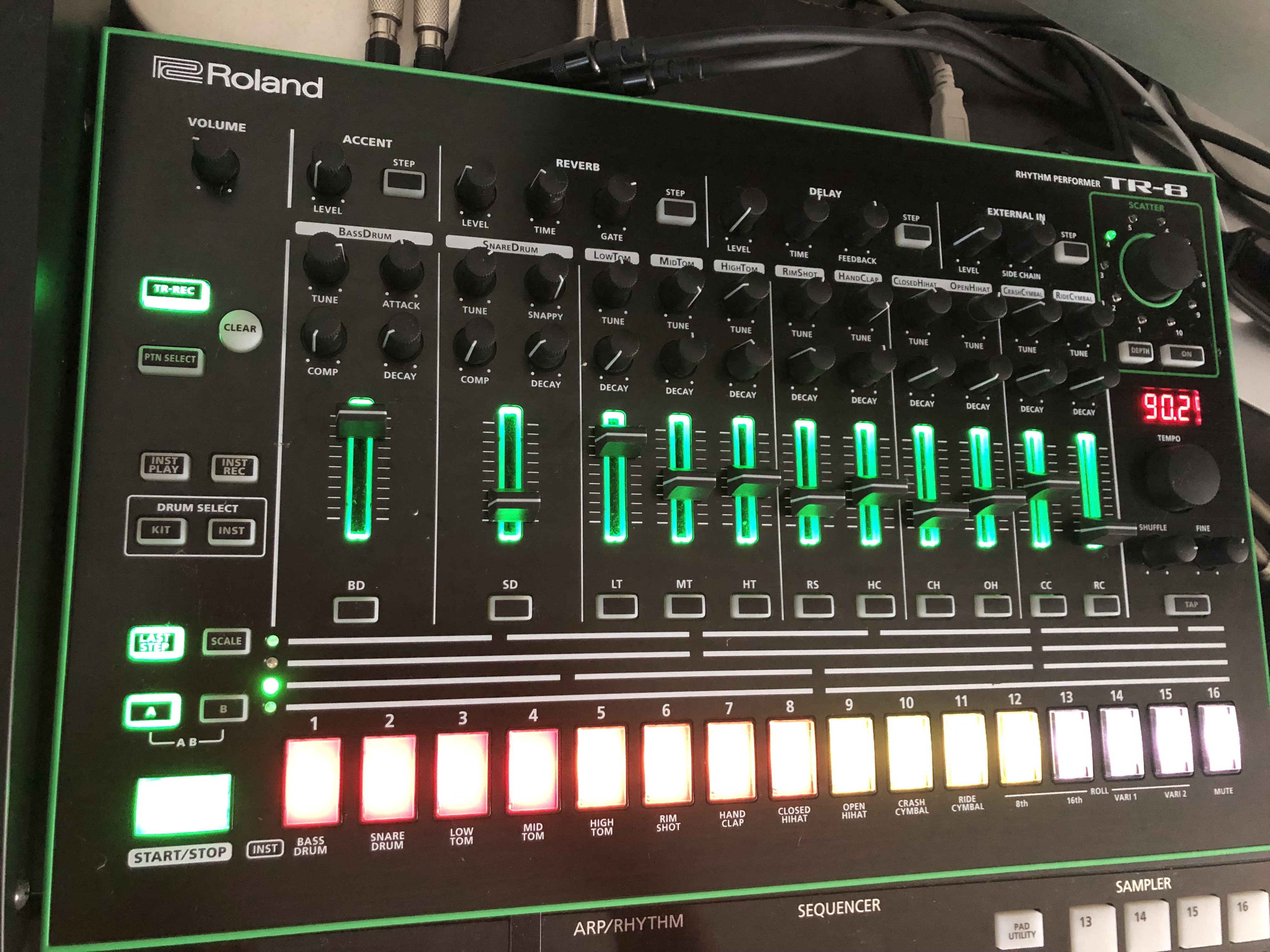 Boite a rythmes TR8 ROLAND AIRA + extension 7x7 (Lorraine) Audiofanzine