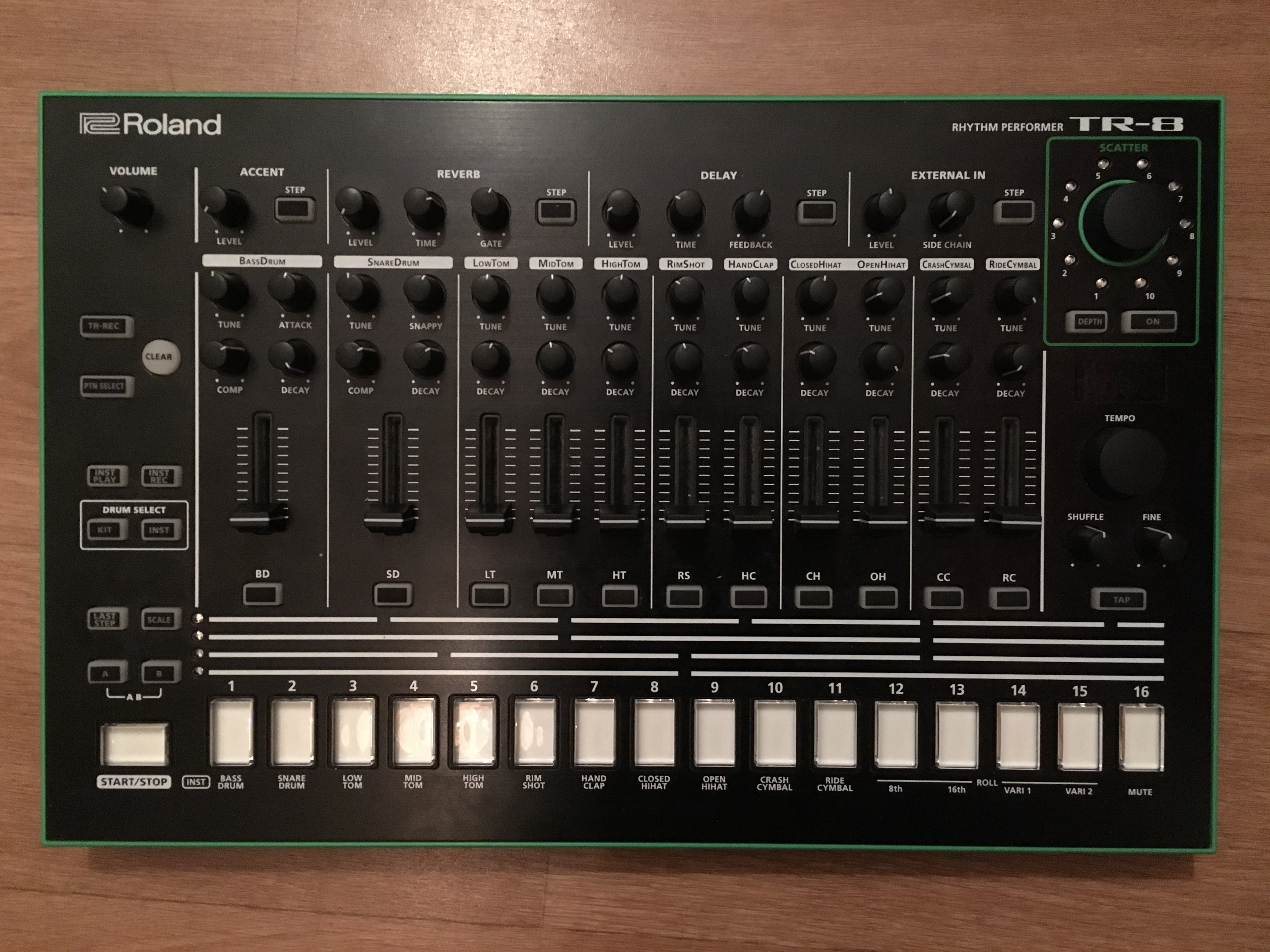 Roland TR 8 + Extension sons 7X7TR8 (RhôneAlpes) Audiofanzine