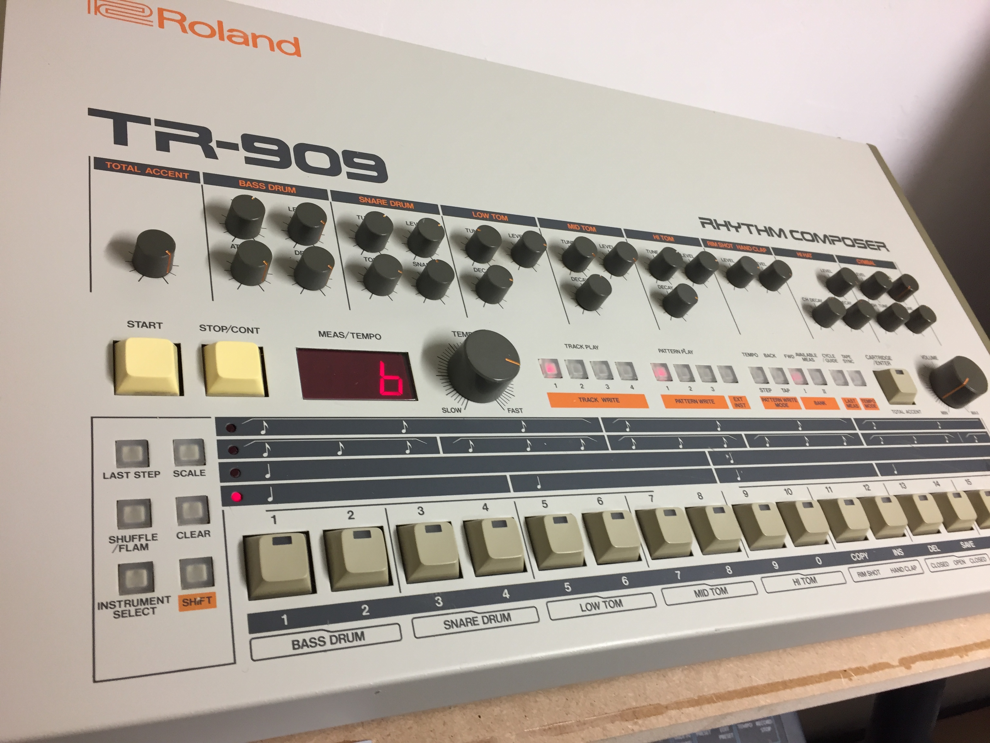 Roland 909. Roland tr-909. Tr 909 VST. Roland tr 909 диджейский пульт. Roland tr-909 схема.