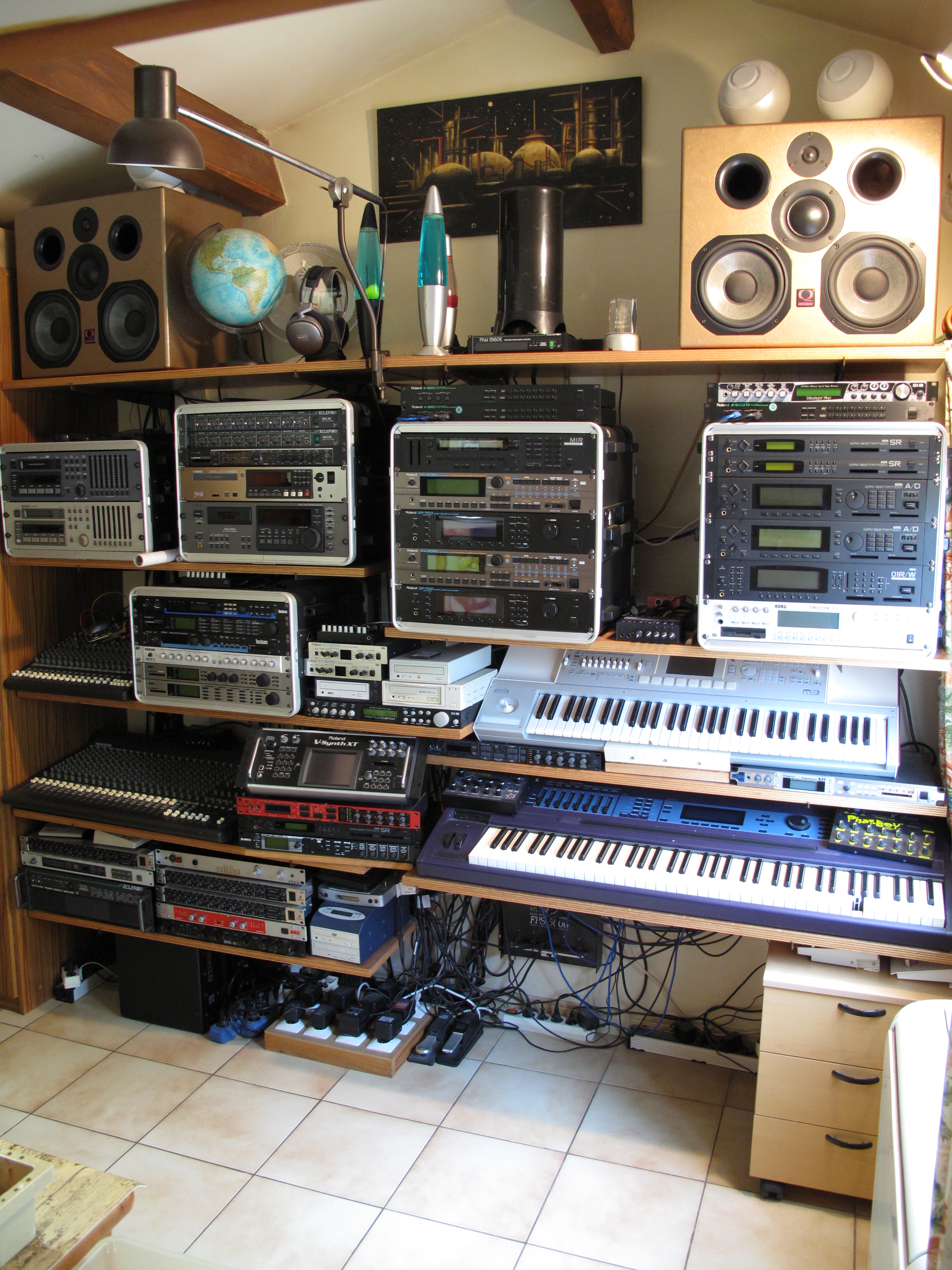 See all 277 photos of Roland XV-5080 »