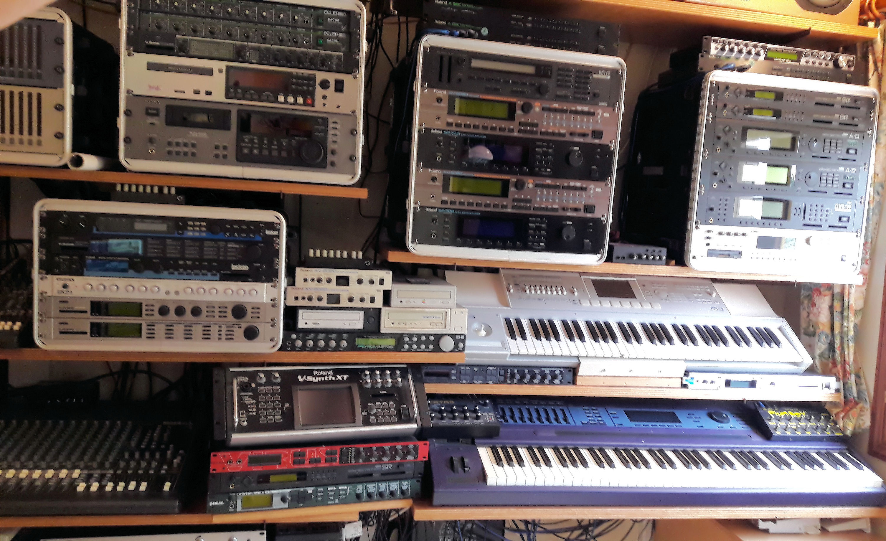 See all 277 photos of Roland XV-5080 »