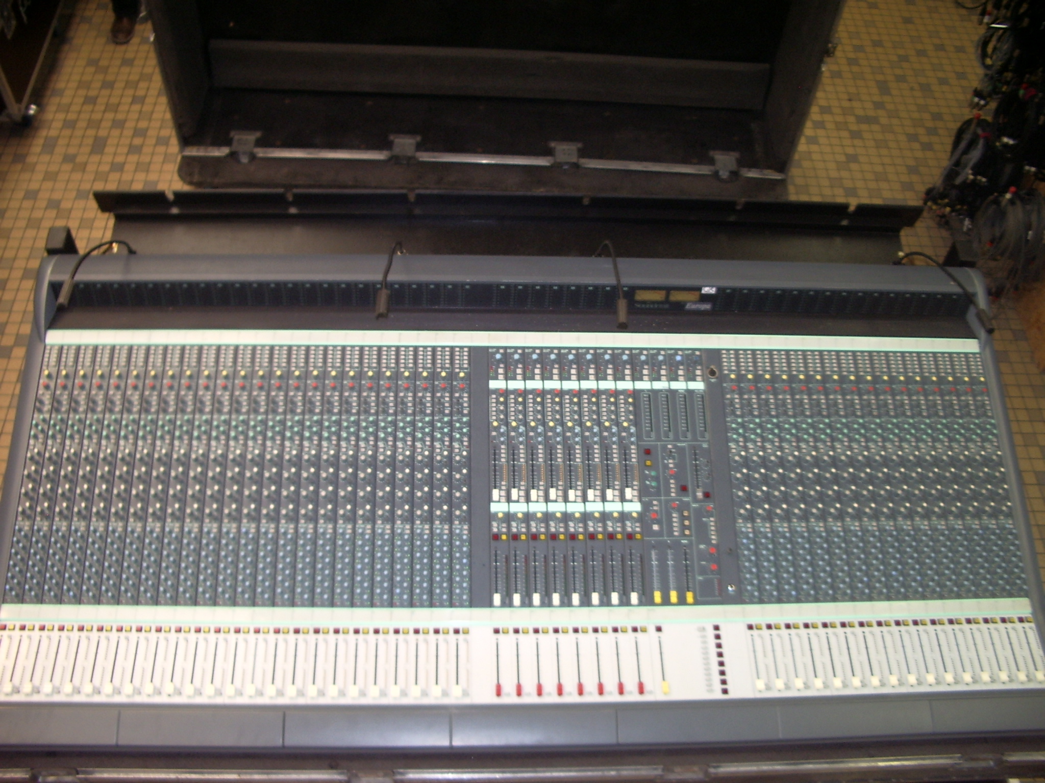 EUROPA 40/12/8/8 Soundcraft Europa 40/12/8/8 Audiofanzine