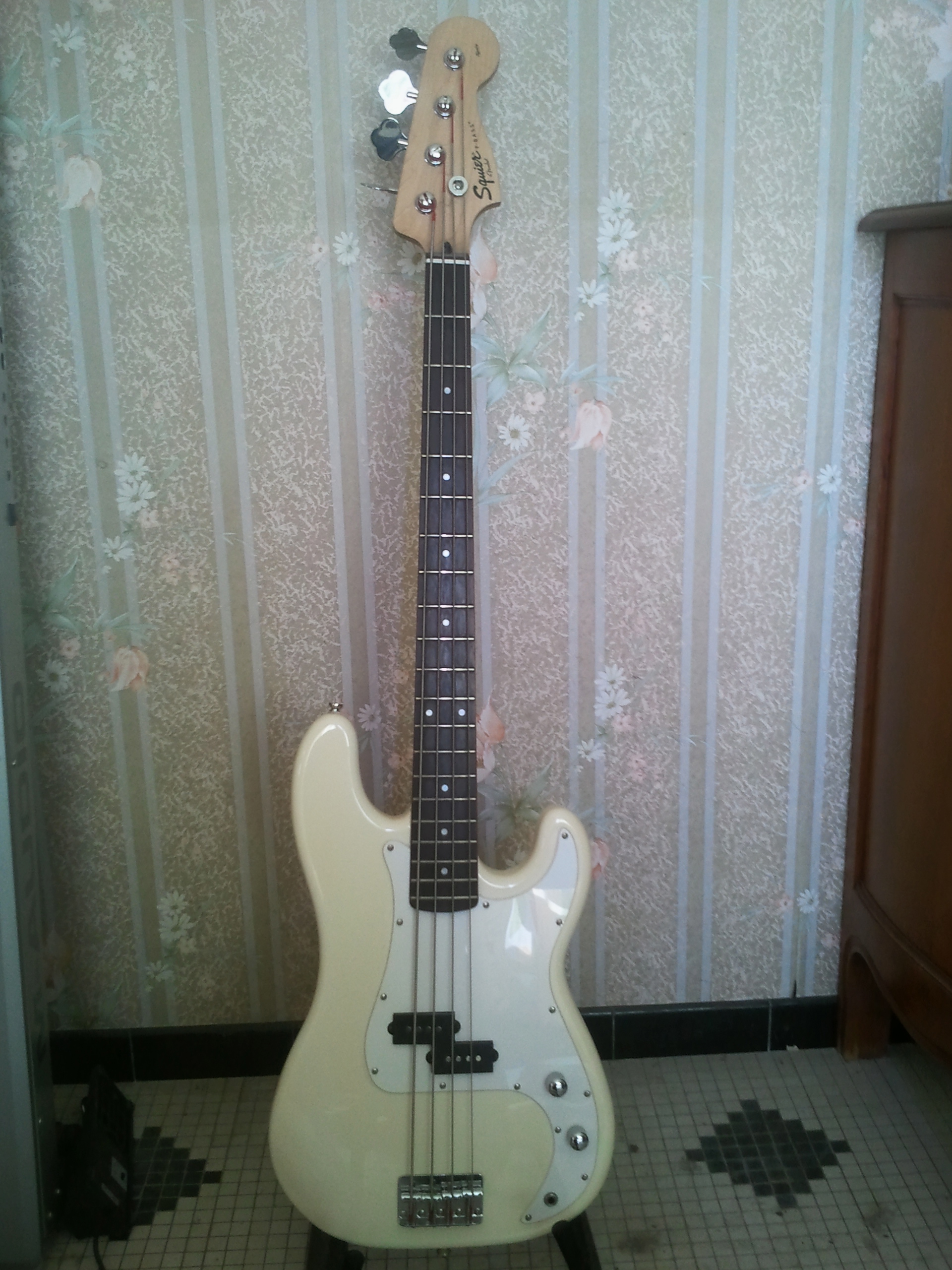 Photo Squier Affinity P Bass Squier Affinity P Bass Olympic White