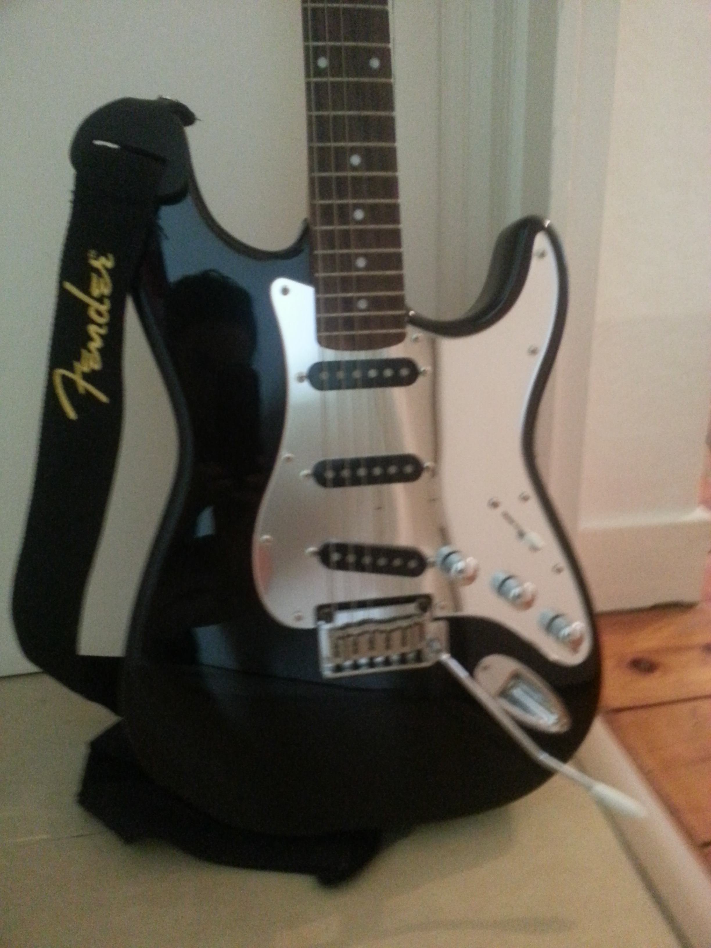 Black and Chrome Standard Stratocaster HSS Squier Audiofanzine