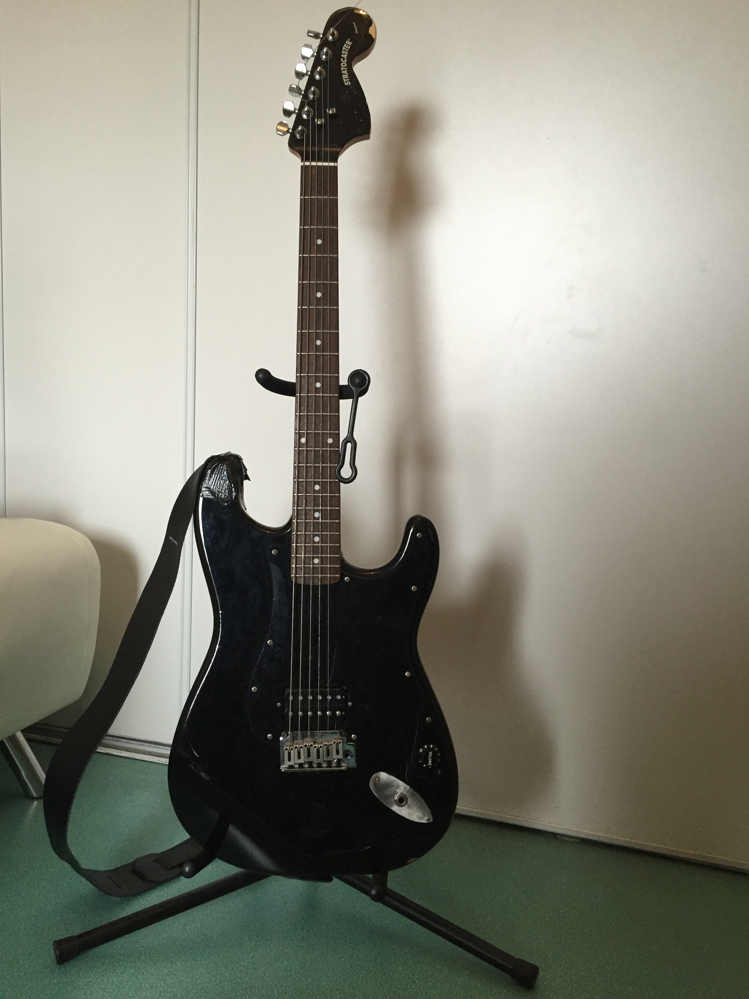 Black and Chrome Standard Stratocaster HSS Squier Audiofanzine