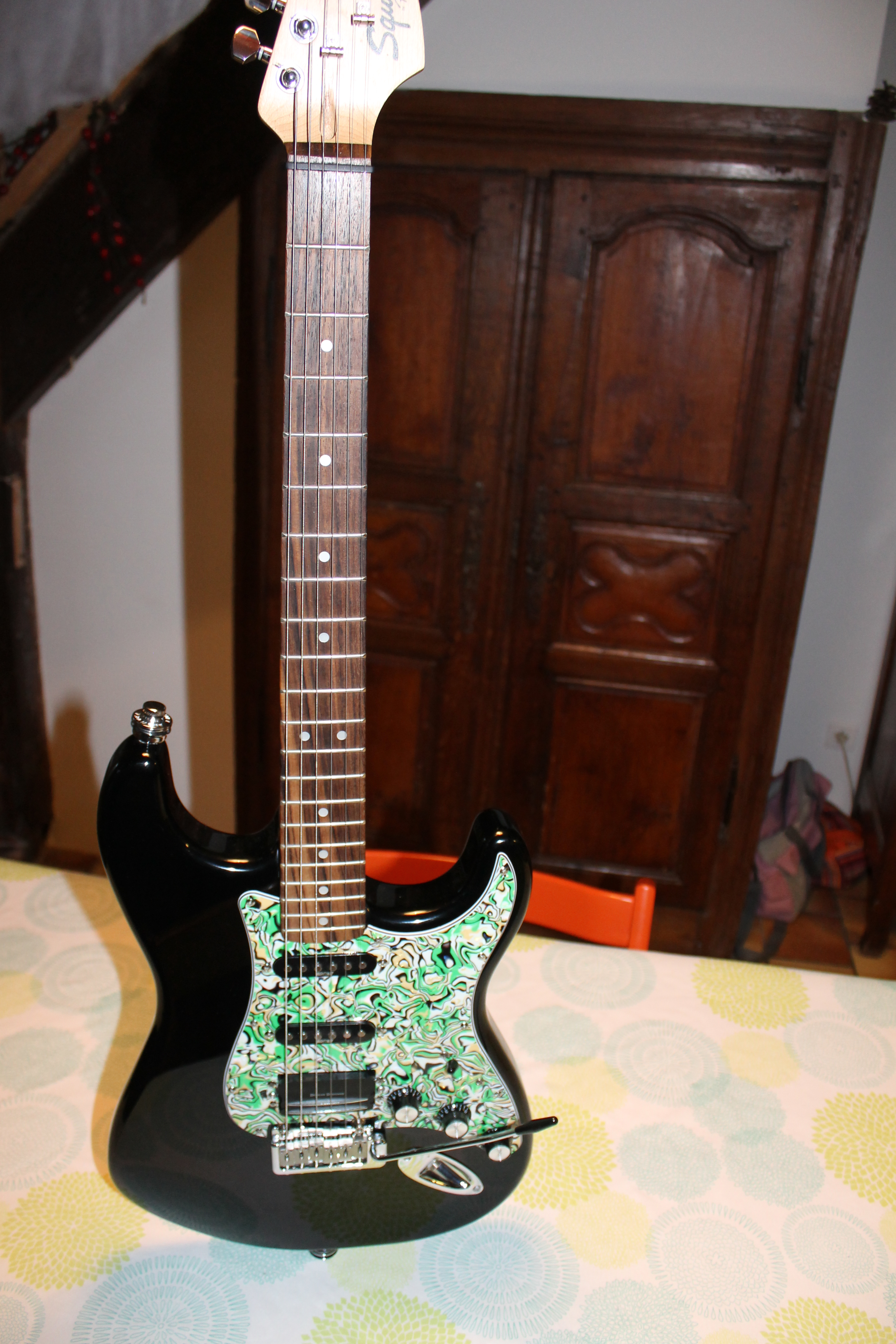 Photo Squier Black and Chrome Standard Stratocaster HSS Squier Black and Chrome Standard