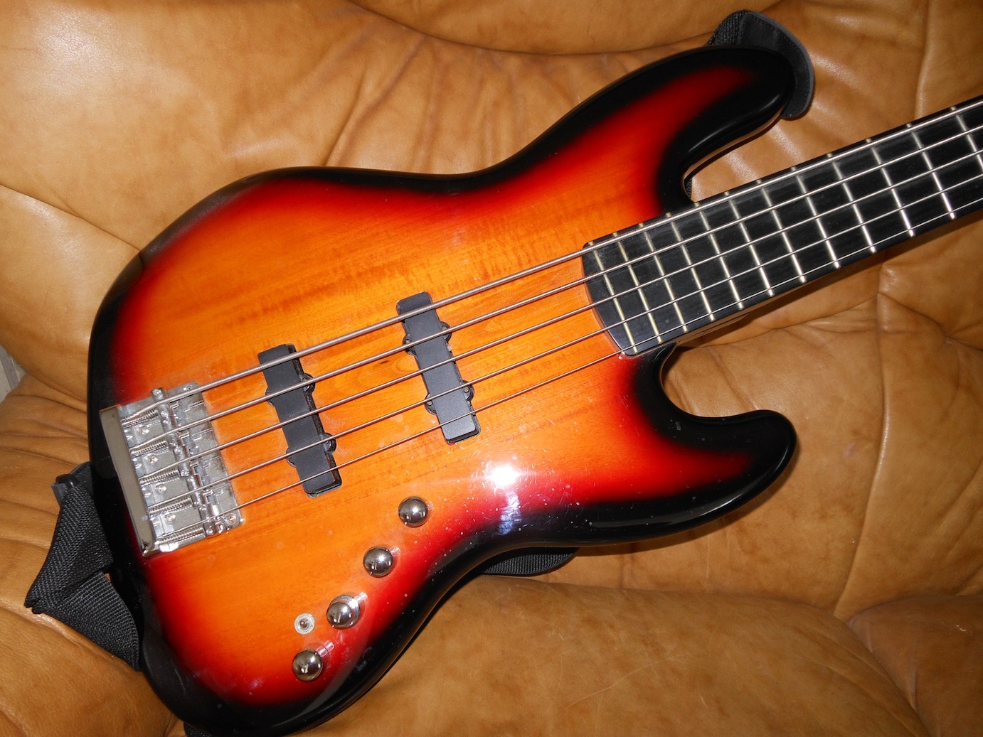 Squier Deluxe Jazz Bass V Active image (#581105) - Audiofanzine