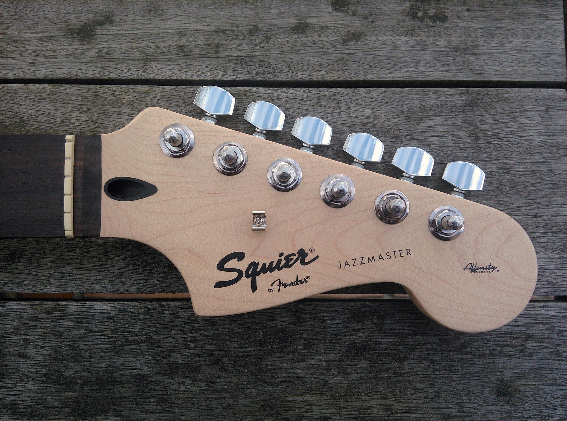 Deluxe Jazzmaster w/ Tremolo Squier Audiofanzine