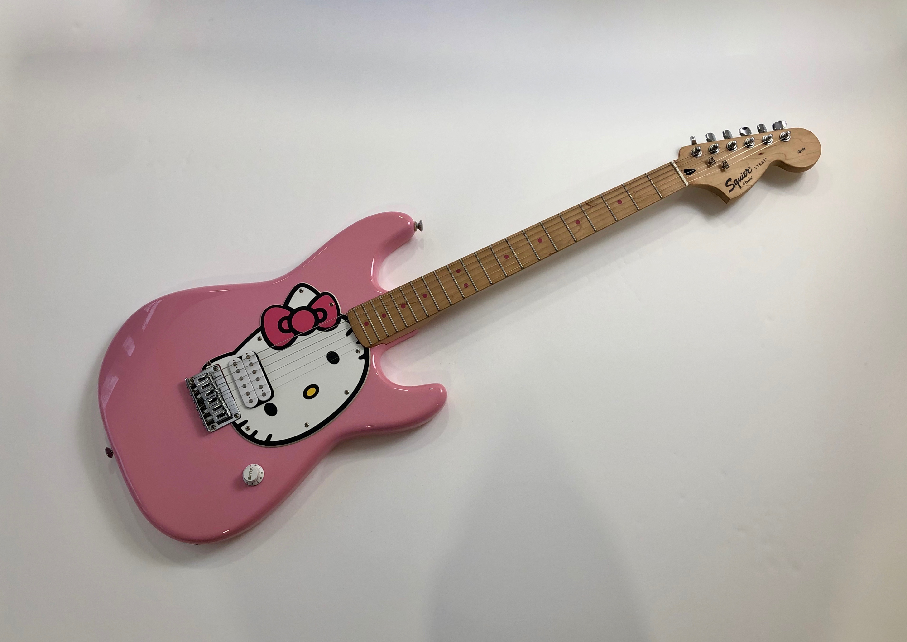 Squier Stratocaster Hello Kitty 2008 Pink (Ile-de-France) - Audiofanzine