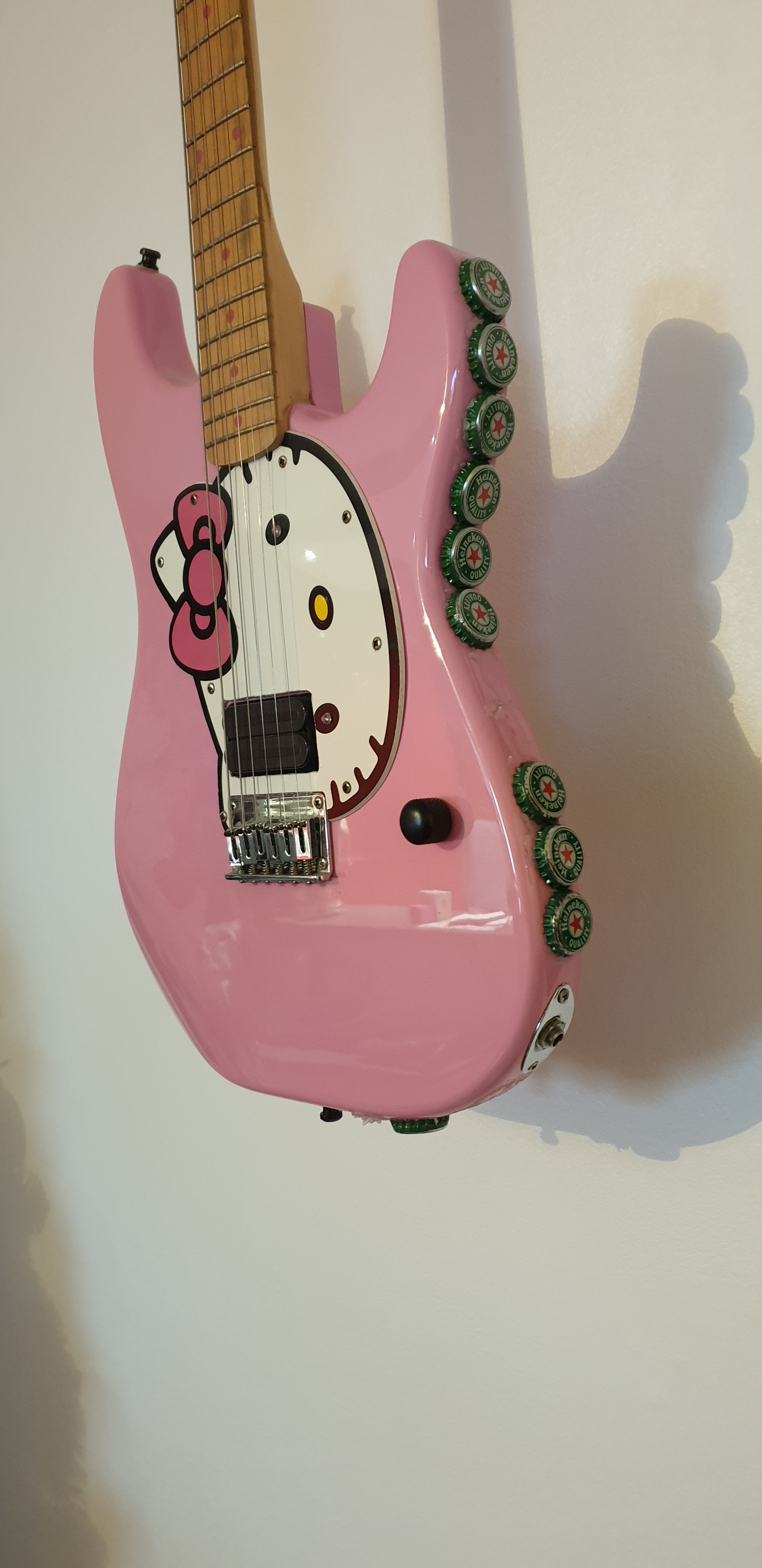 squier-hello-kitty-strat-4124913.jpg