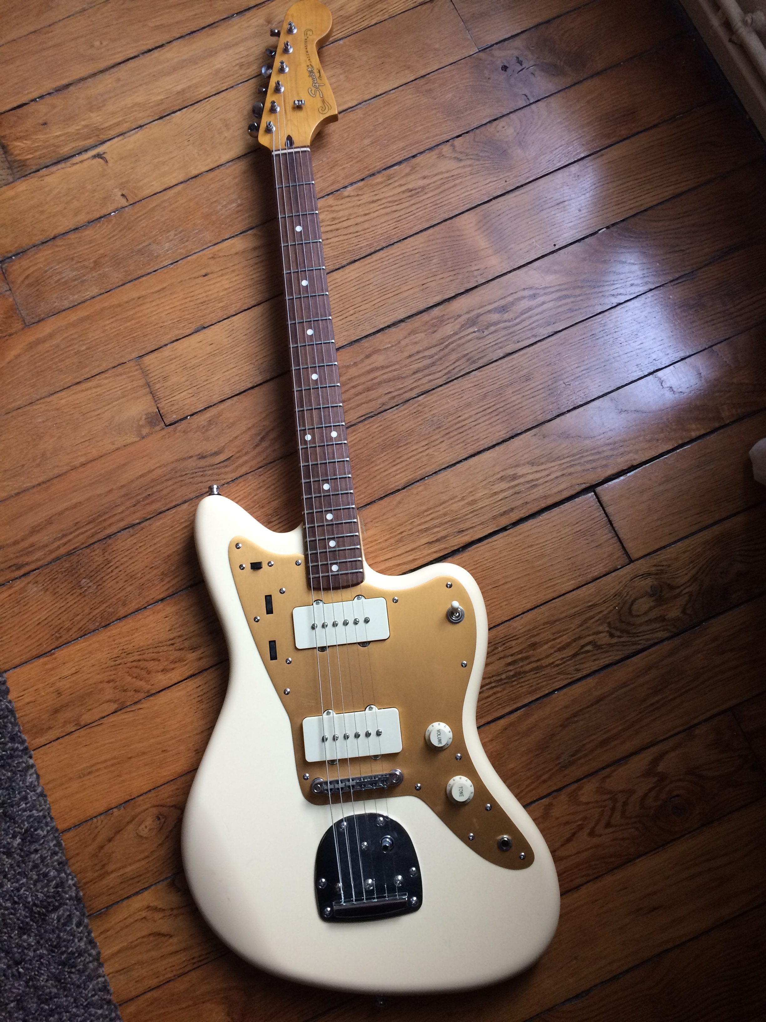 Photo Squier J Mascis Jazzmaster 75F41E01 F704 428C A70D 78B806ECD5A3 (2060216) Audiofanzine