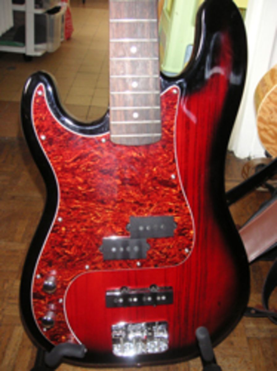 Photo Squier Standard P Bass Special Squier P Bass Special GAUCHER