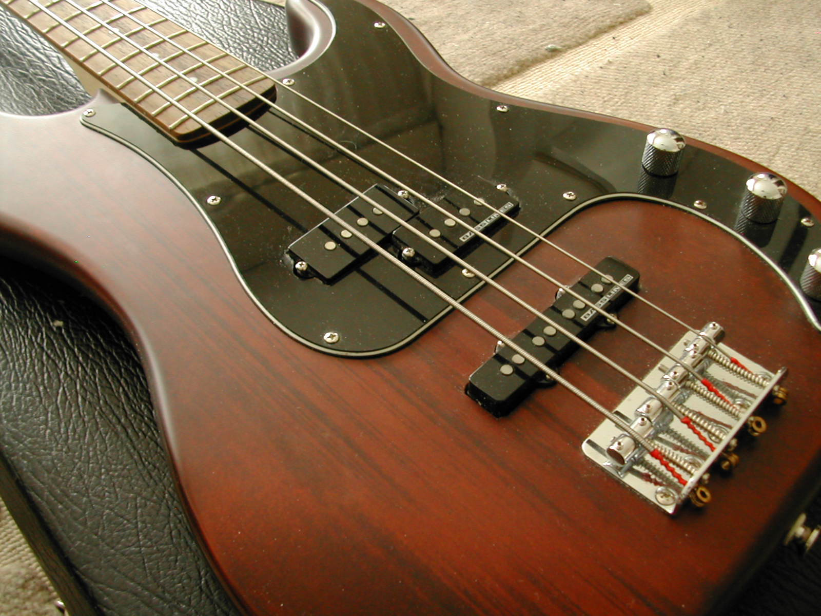 Photo Squier Standard P Bass Special Squier Standard Series