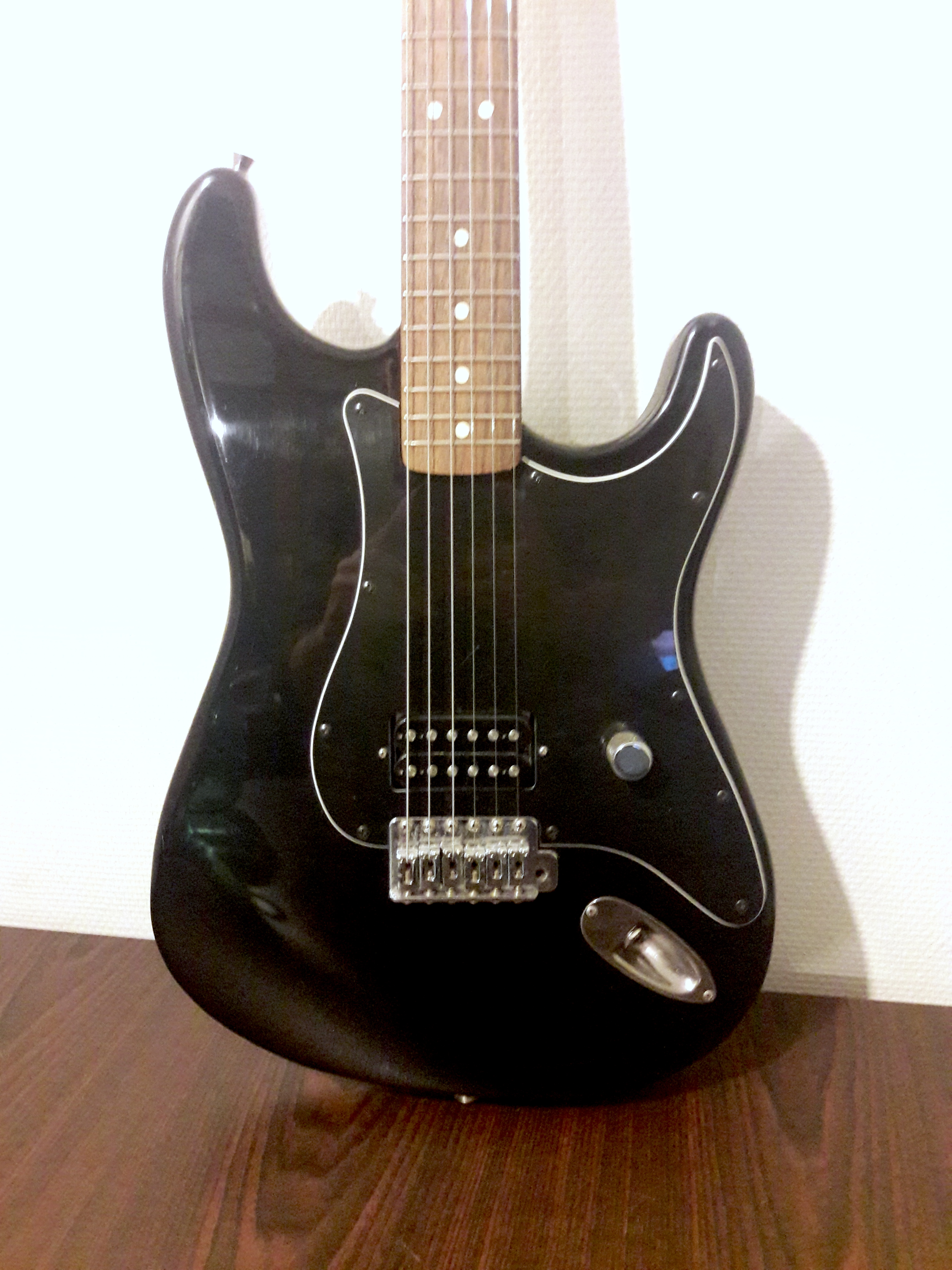 STANDARD STRATOCASTER Squier Standard Stratocaster Audiofanzine
