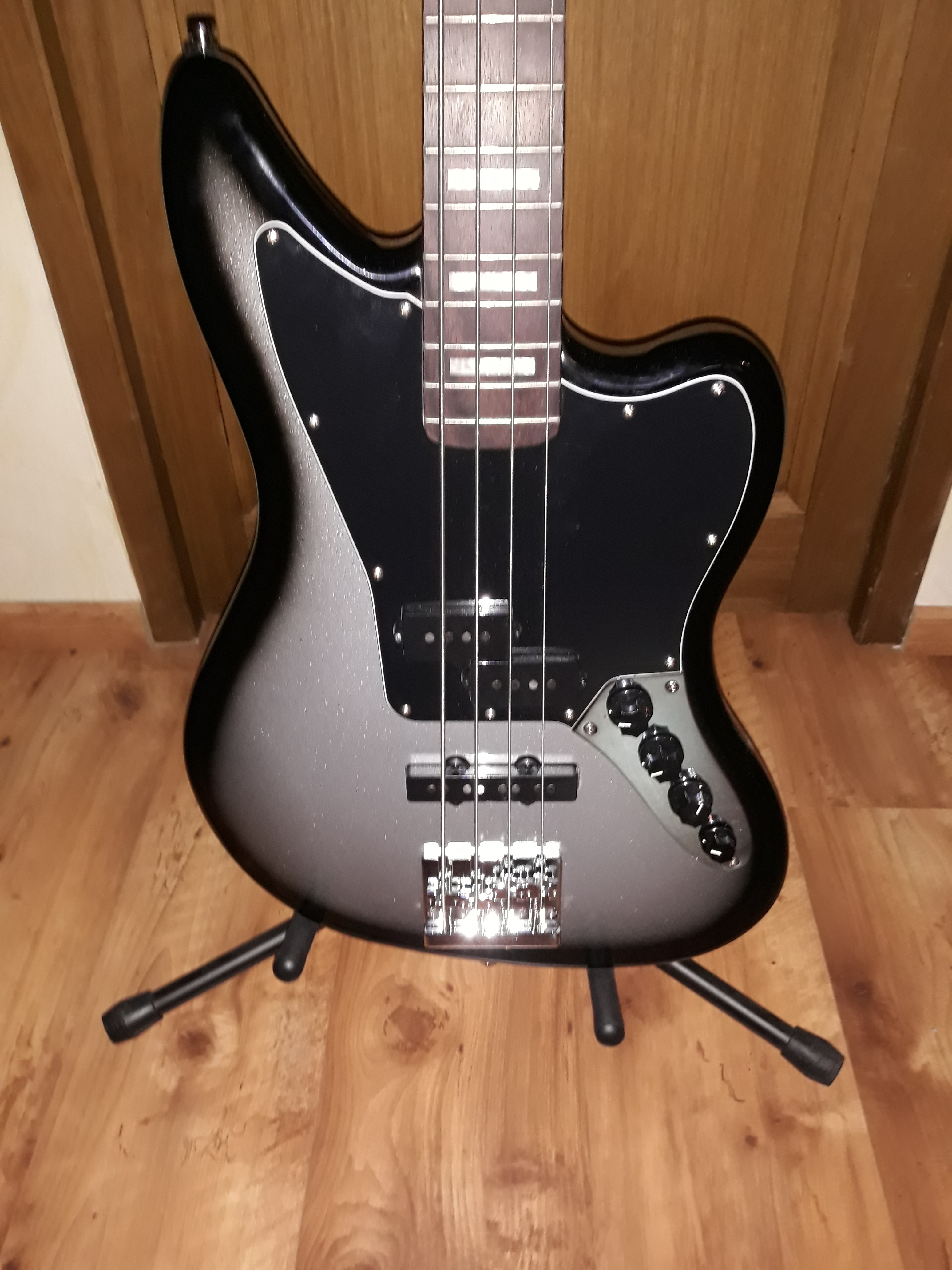 Troy Sanders Jaguar Bass Squier Troy Sanders Jaguar Bass Audiofanzine