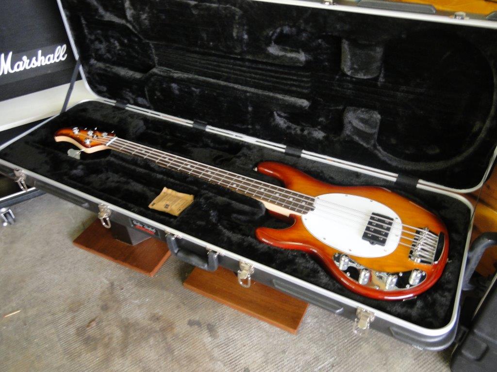 Photo Sterling by Music Man Ray34 Sterling by Music Man basse Gaucher