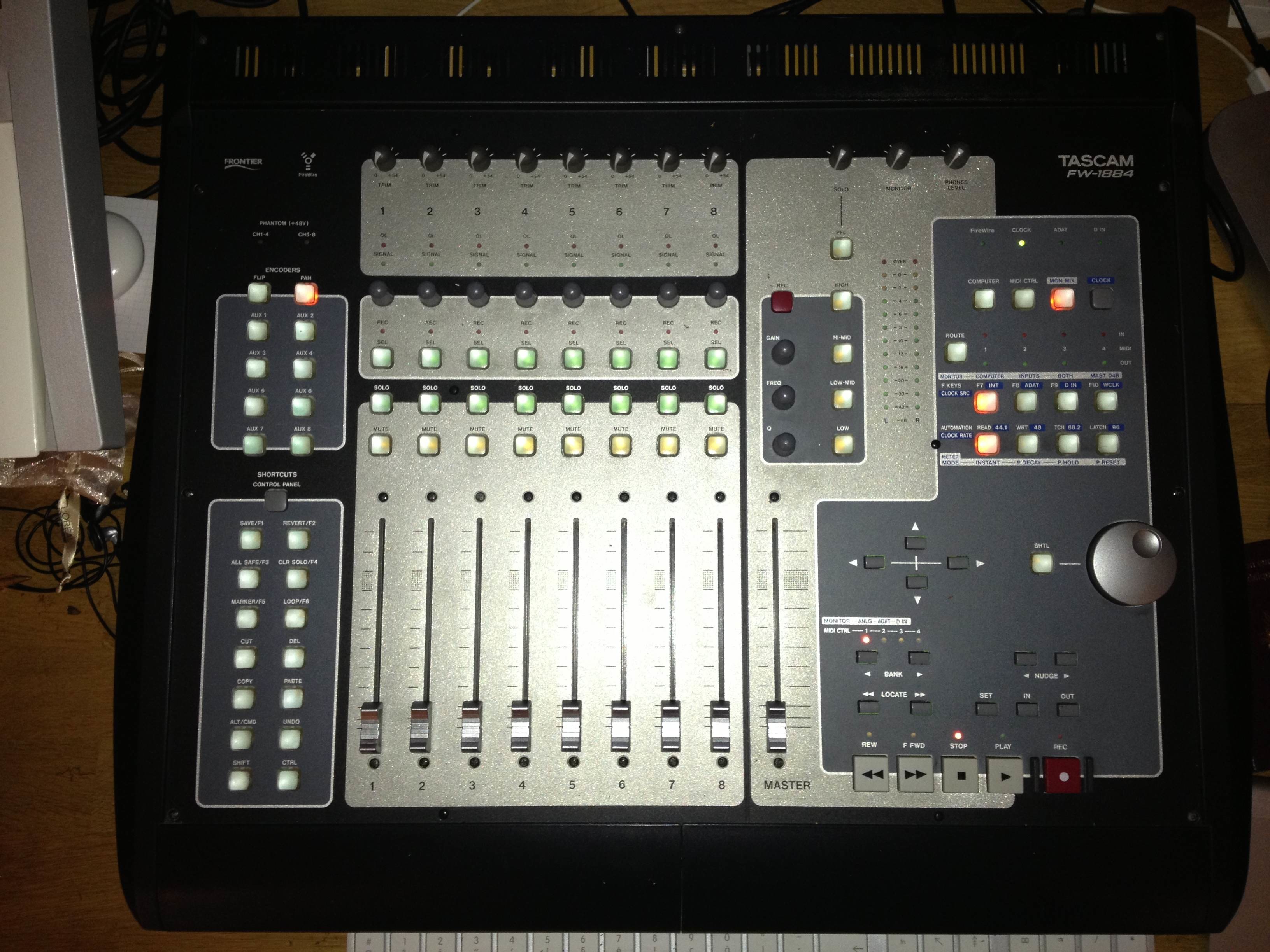 Photo Tascam FW1884 Tascam FW1884 (92120) (487639) Audiofanzine