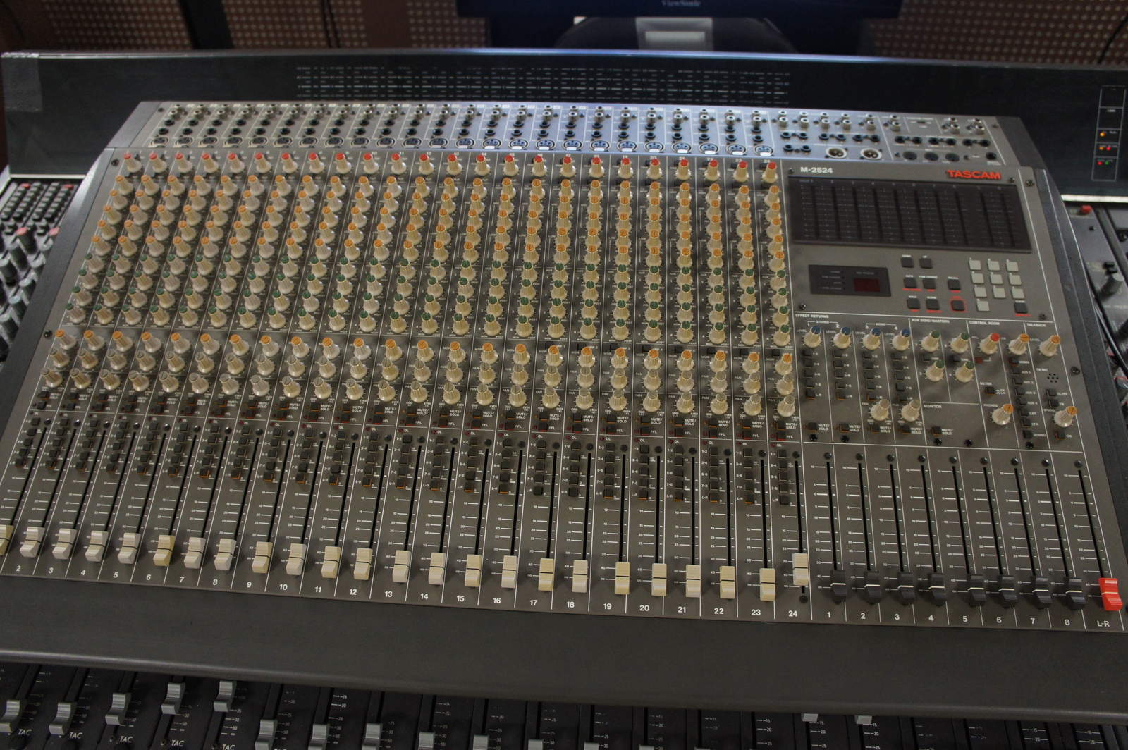 Tascam M-2524 image (#177178) - Audiofanzine