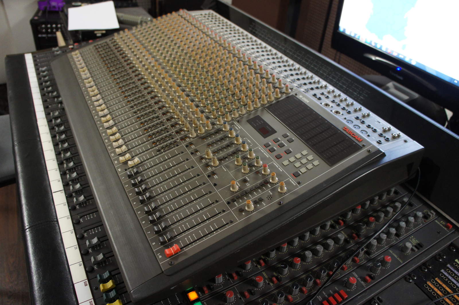 Tascam M-2524 image (#177180) - Audiofanzine