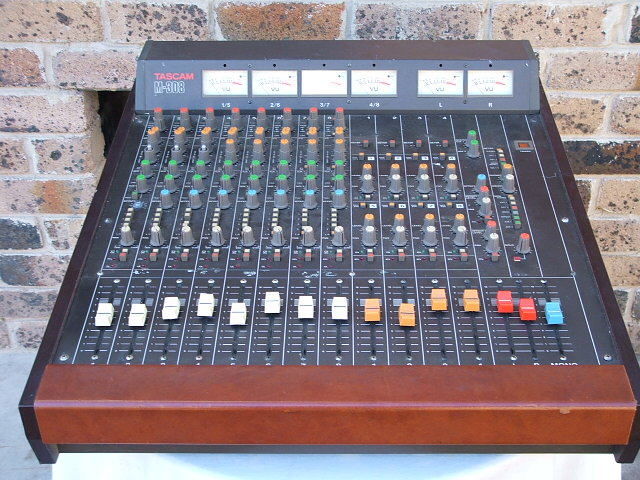 table de mixage tascam m-08