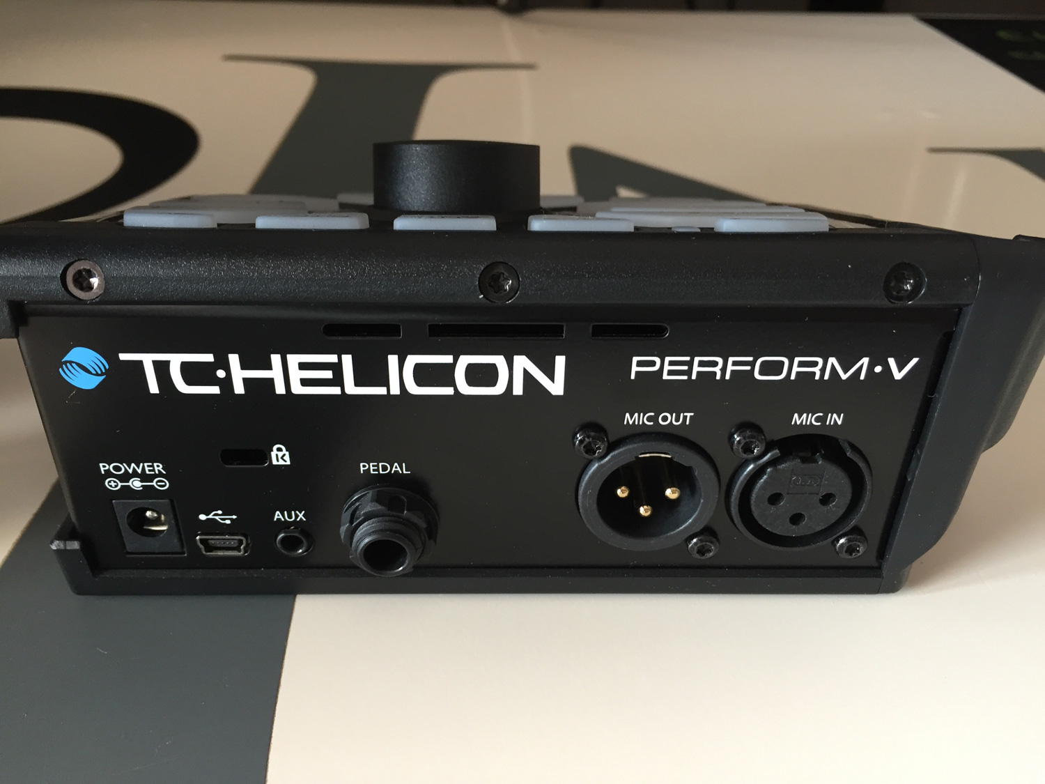 Tc helicon perform v. Вокальный процессор tc helicon. tc helicon perform-v вокальный процессор. tc helicon perform v процессор эффектов.