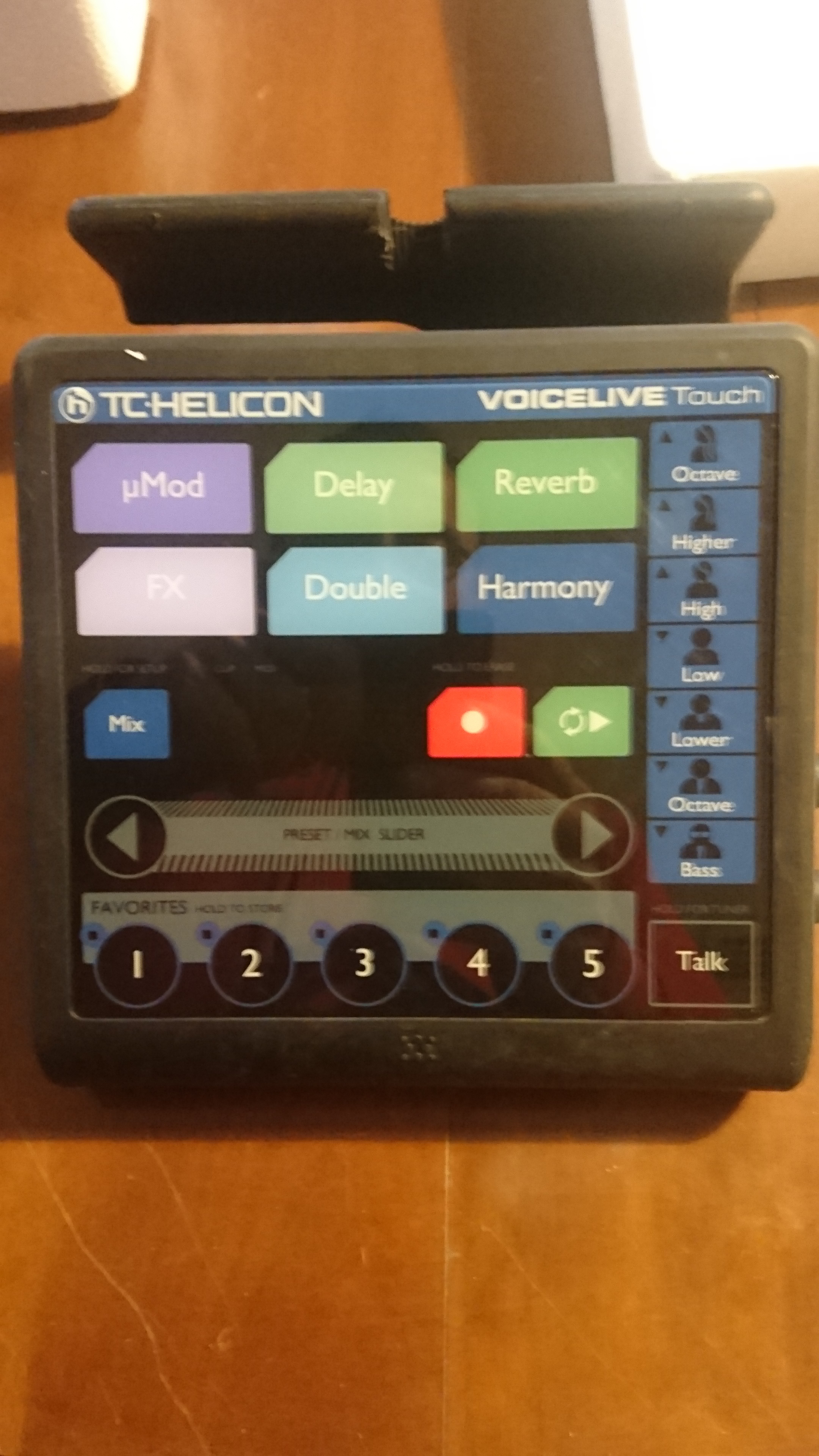 Отличие вокального процессора tc helicon voicelive touch от tc helicon voicelive touch 2