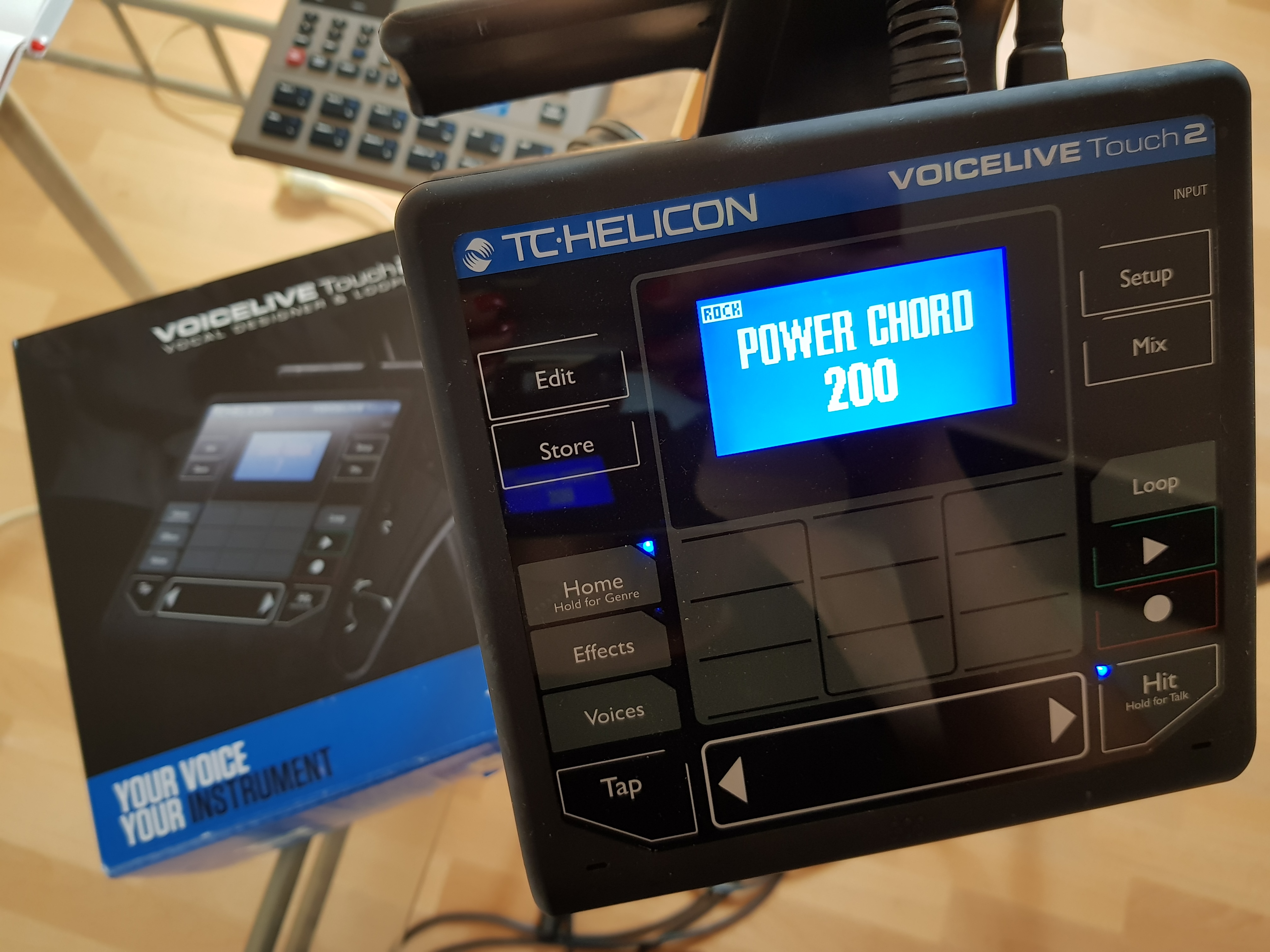 Отличие вокального процессора tc helicon voicelive touch от tc helicon voicelive touch 2