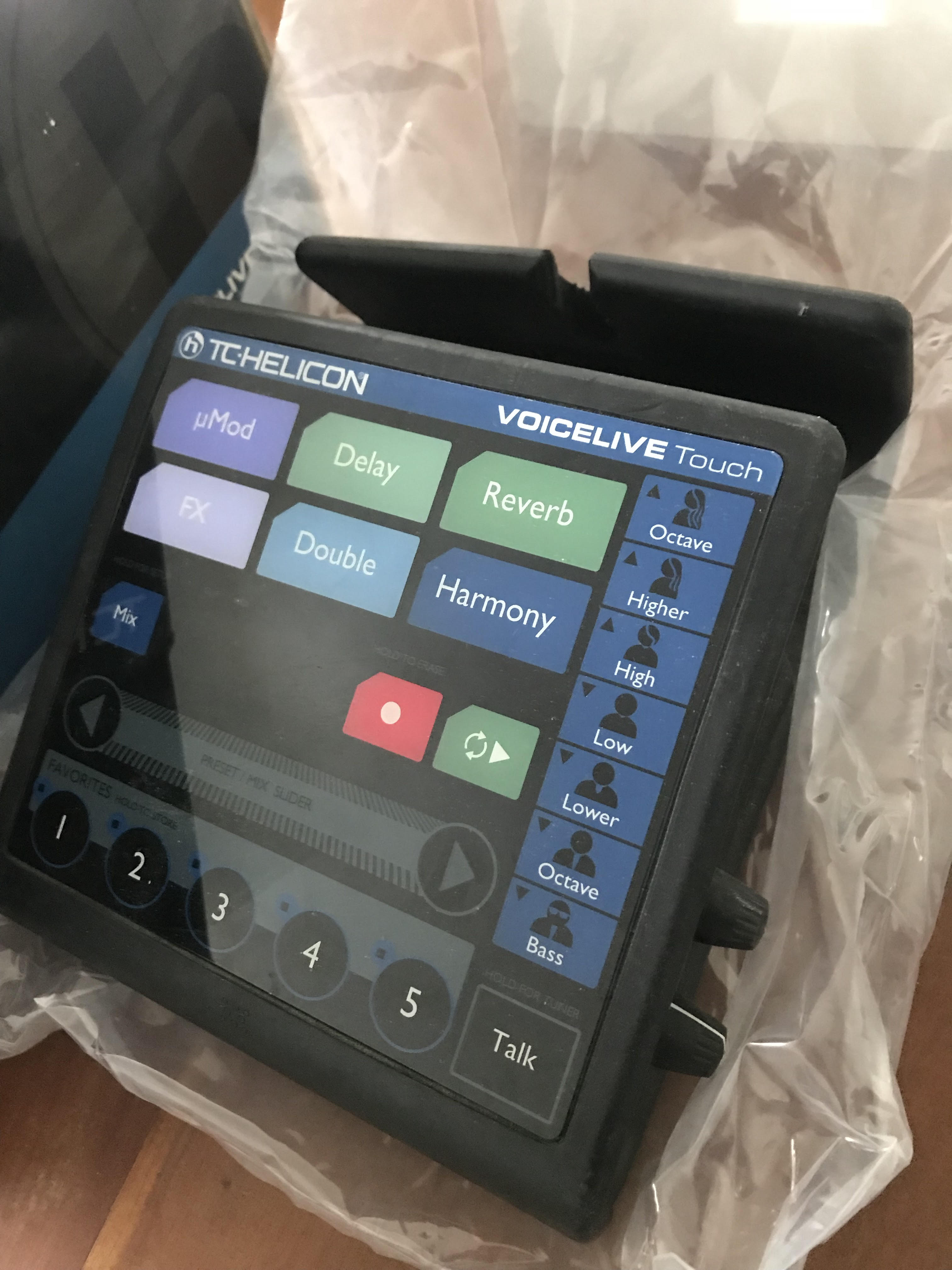 Отличие вокального процессора tc helicon voicelive touch от tc helicon voicelive touch 2