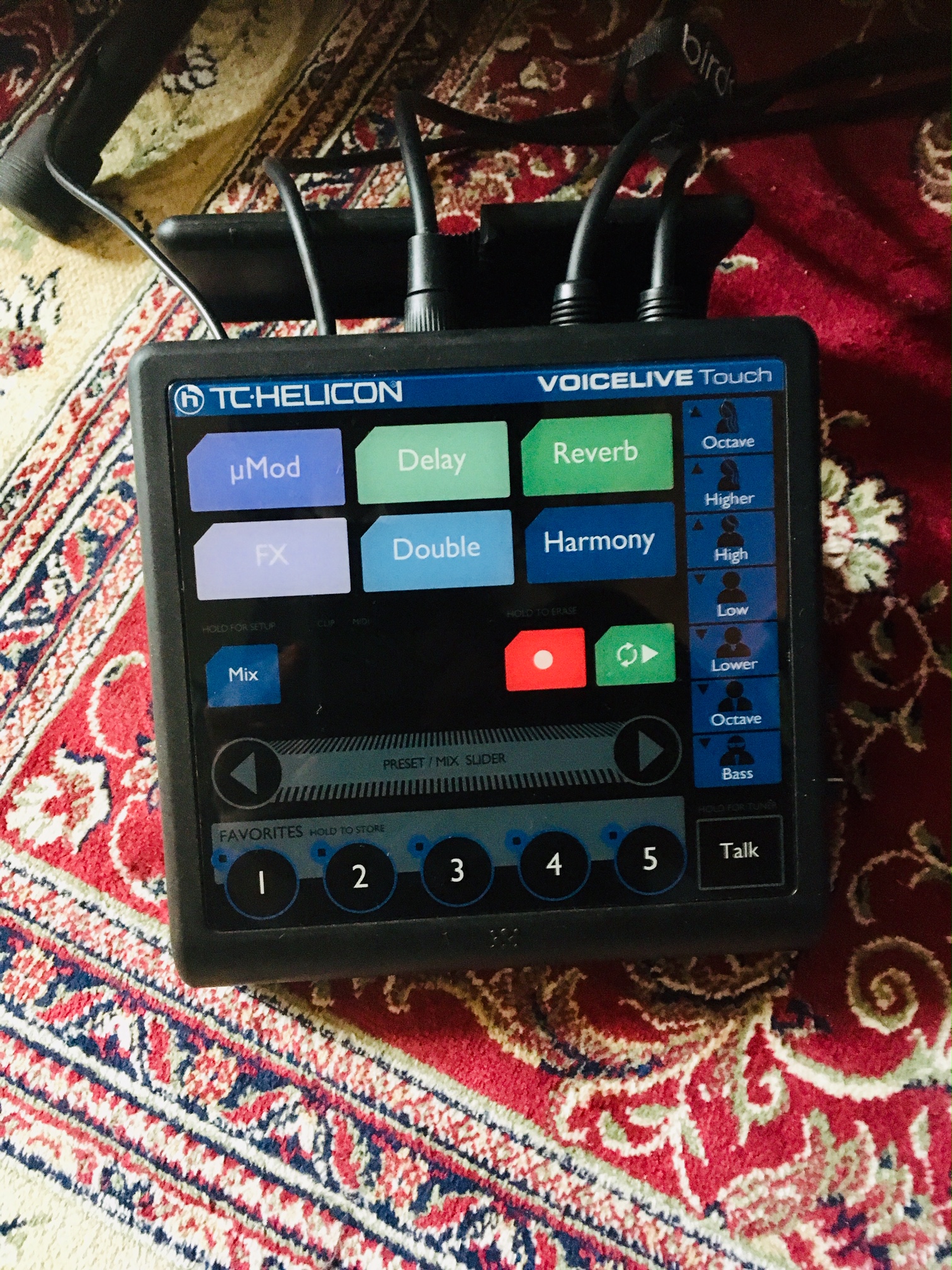 Отличие вокального процессора tc helicon voicelive touch от tc helicon voicelive touch 2