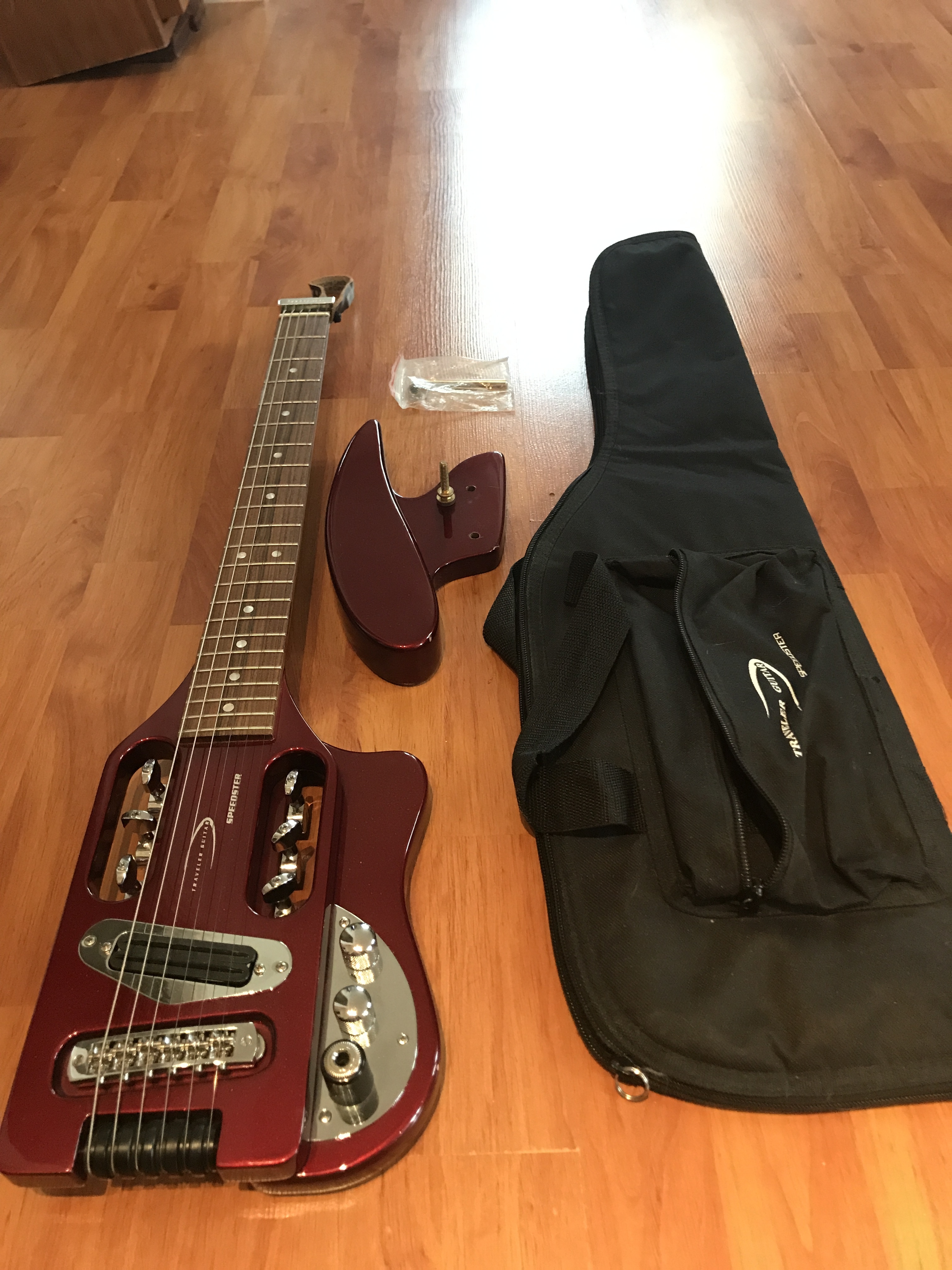 Speedster Candy Apple Red Metallic Traveler Guitar Audiofanzine