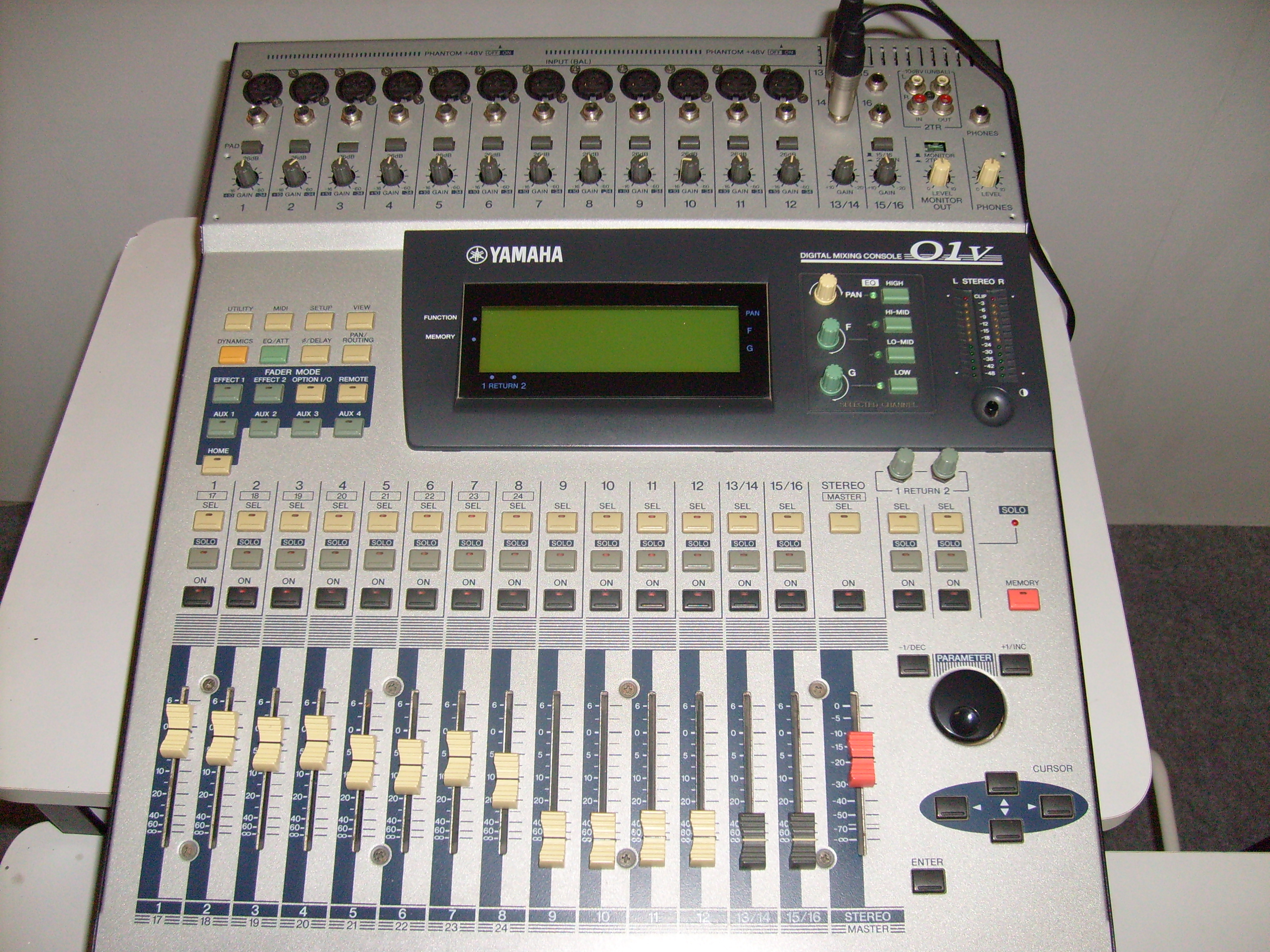 table de mixage yamaha 01v