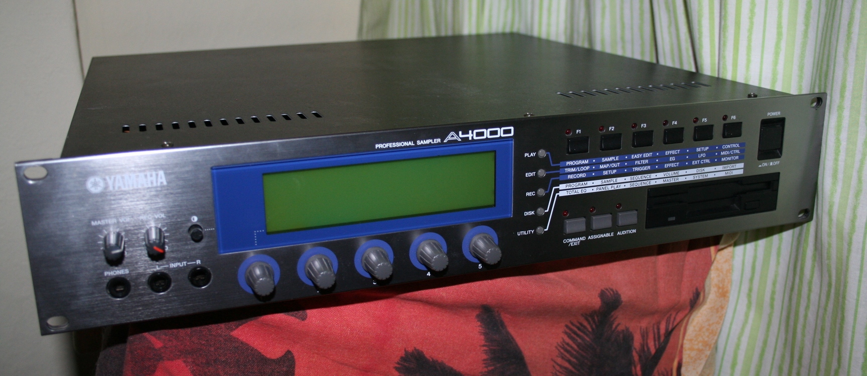 Photo Yamaha A4000 Yamaha A4000 (85711) (612213) Audiofanzine