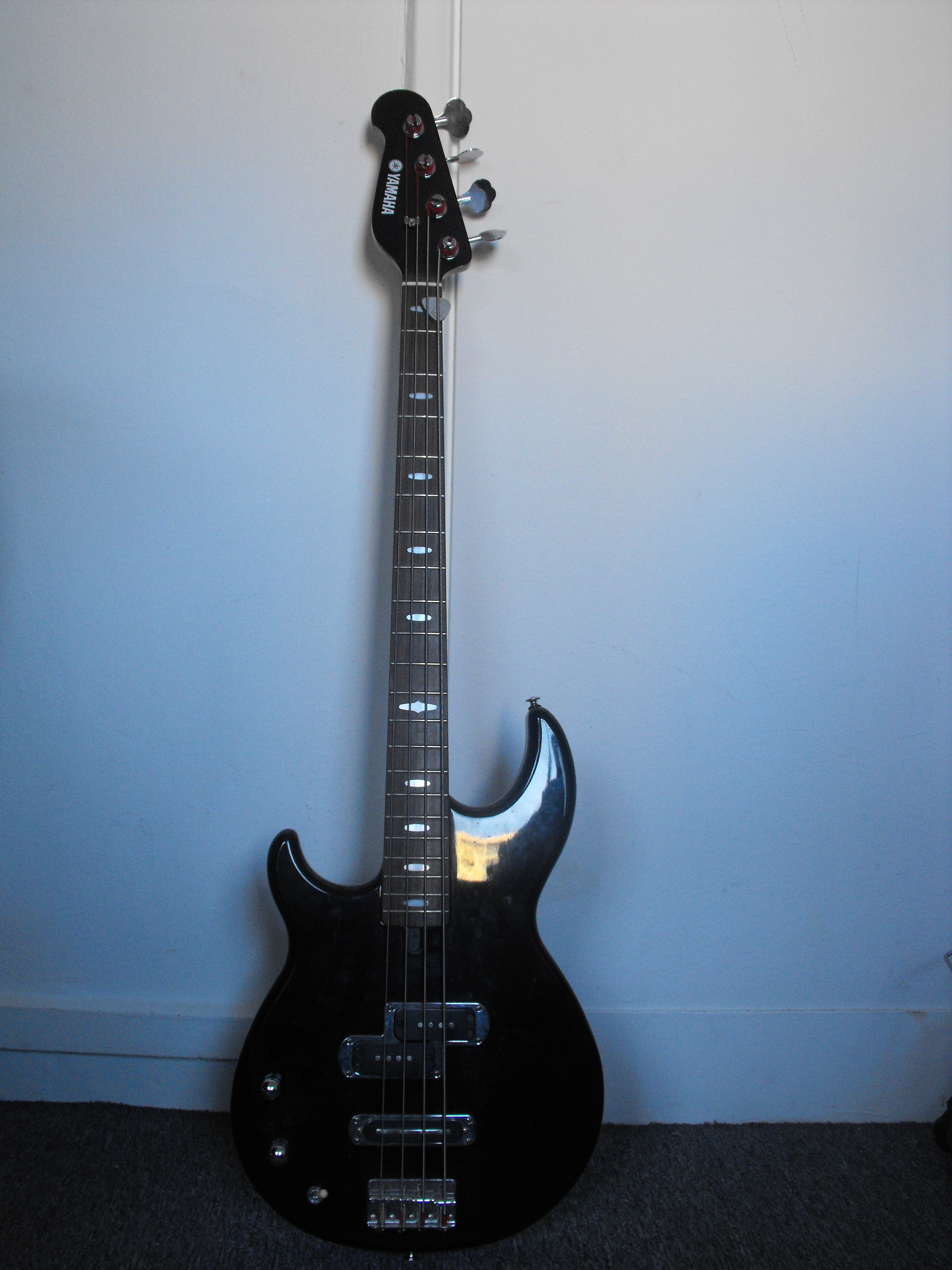 Photo Yamaha BB414 Yamaha BB414 Black Metallic (622162) Audiofanzine