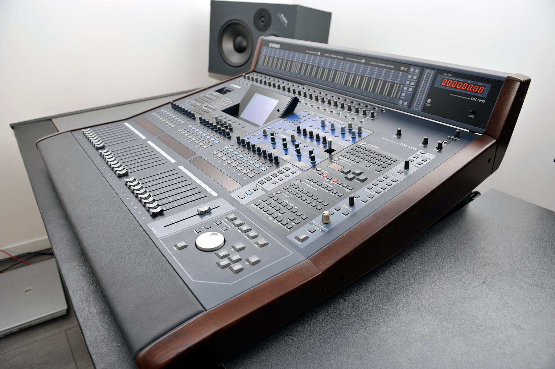 Photo Yamaha DM2000 V2 : Yamaha DM2000 V2 (54778) (#1617340) - Audiofanzine