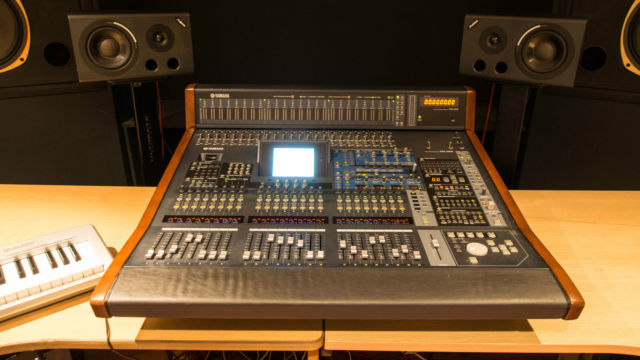 Photo Yamaha DM2000 V2 : Yamaha DM2000 V2 (28843) (#840804) - Audiofanzine